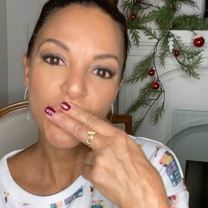のインスタグラム：「“Peace Out” 2020!  May this years lessons be great fertilizer for the fruitful year to come! Wishing you all the Happiest (albeit subdued) New Year!🎉🙏🏼😘😘😘😘😘♥️♥️♥️♥️ #KissIt2020 #buhbye」