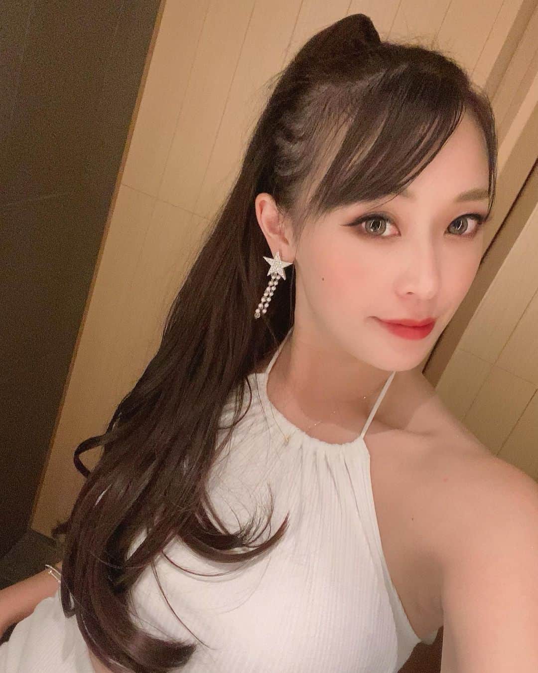 のインスタグラム：「𝐇𝐀𝐏𝐏𝐘 𝐍𝐄𝐖 𝐘𝐄𝐀𝐑﻿ ﻿ 2020年ありがとうございました💛﻿ コロナで大変な1年でしたが﻿ 本年も体調に気をつけつつ今できる事を﻿ 全力で楽しもうと思いますᕙ( ˙꒳​˙ )ᕗ﻿ ﻿ 私と関わってる方々、フォロワーの皆様﻿ 本年もどうぞよろしくお願い致します🦋﻿ ﻿ ﻿ ﻿ ﻿ #2021」