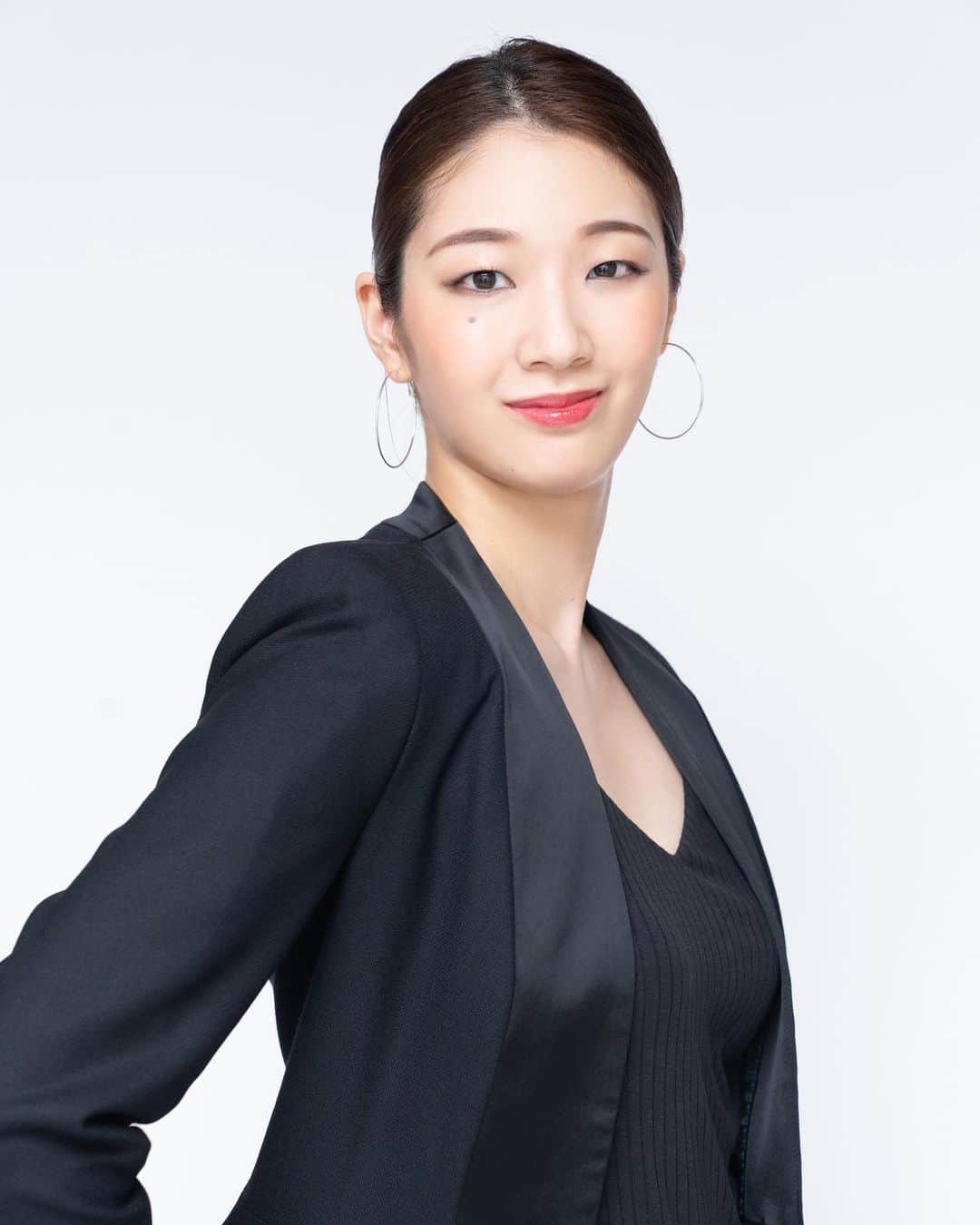 のインスタグラム：「新年あけましておめでとうございます🎍﻿ ﻿ 昨年は、色んな制限はありながらも﻿ 本当に様々な事にチャレンジさせて頂いて﻿ 充実した日々を送る事ができました。﻿ ﻿ 2021年どんな年になるかわかりませんが、﻿ 日々健康に過ごせている事に﻿ 感謝しながら過ごしながら、﻿ 今自分にできる事を考え、﻿目標を持ち 挑戦し続けたいと思います。﻿ ﻿ 皆様にとって良い一年になります様に✨﻿ ﻿ そして、﻿ 明日の優  ひかるのシャイニングタイム﻿ は、お休みです✨﻿ 新年最初は1月9日放送予定です😊﻿ ゲストに素敵な上級生の方を﻿ お迎え予定ですので、お楽しみに✨﻿ ﻿ ﻿ #明けましておめでとうございます﻿ #新年#元旦#2021  #家に篭りすぎて写真が宣材写真でごめんなさい🙏 #ぺろるる#わんすたぐらむ  #トイプードル#レッド#親子」