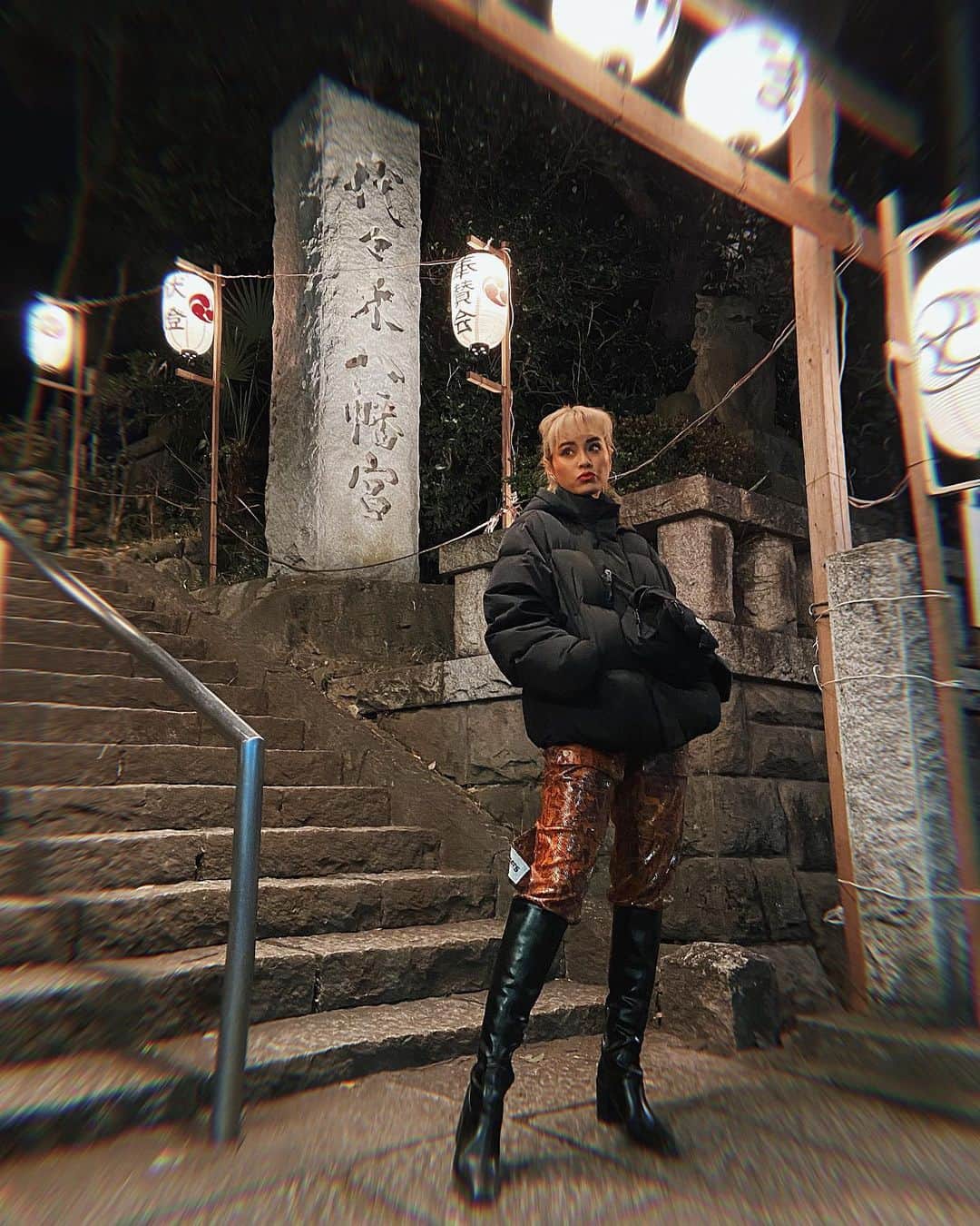 のインスタグラム：「2021年あけました🎍☀️ 今年もよろしくお願いします🙇‍♀️ ・ 大晦日は夕方に去年の挨拶と今年の挨拶を一足早くしに代々木八幡宮にいってきたんだっ🙏🏼 この日のコーデはこの前クリスマスにストーリーでも紹介したプレゼントしてもらった @qussio_official のパンツと @shaggie_official のめちゃくちゃ履きやすくて合わせやすいブーツがしっかり見えるスタイル🔥🔥🔥 ・ ちなみにこのブーツなんだけど今日元旦限定で23:59までZOZOTOWNで¥1,000オフになるクーポンを配布してるみたいだから是非チェックしてみて😳😳😳♥️ 詳しくは @shaggie_official みてみてね！ブーツ以外も可愛いアイテムあるの🥺🌹 #ootd#outfitoftheday#shaggie#shaggie_ootd#instagood#instadaily#コーデ#happynewyear2021」