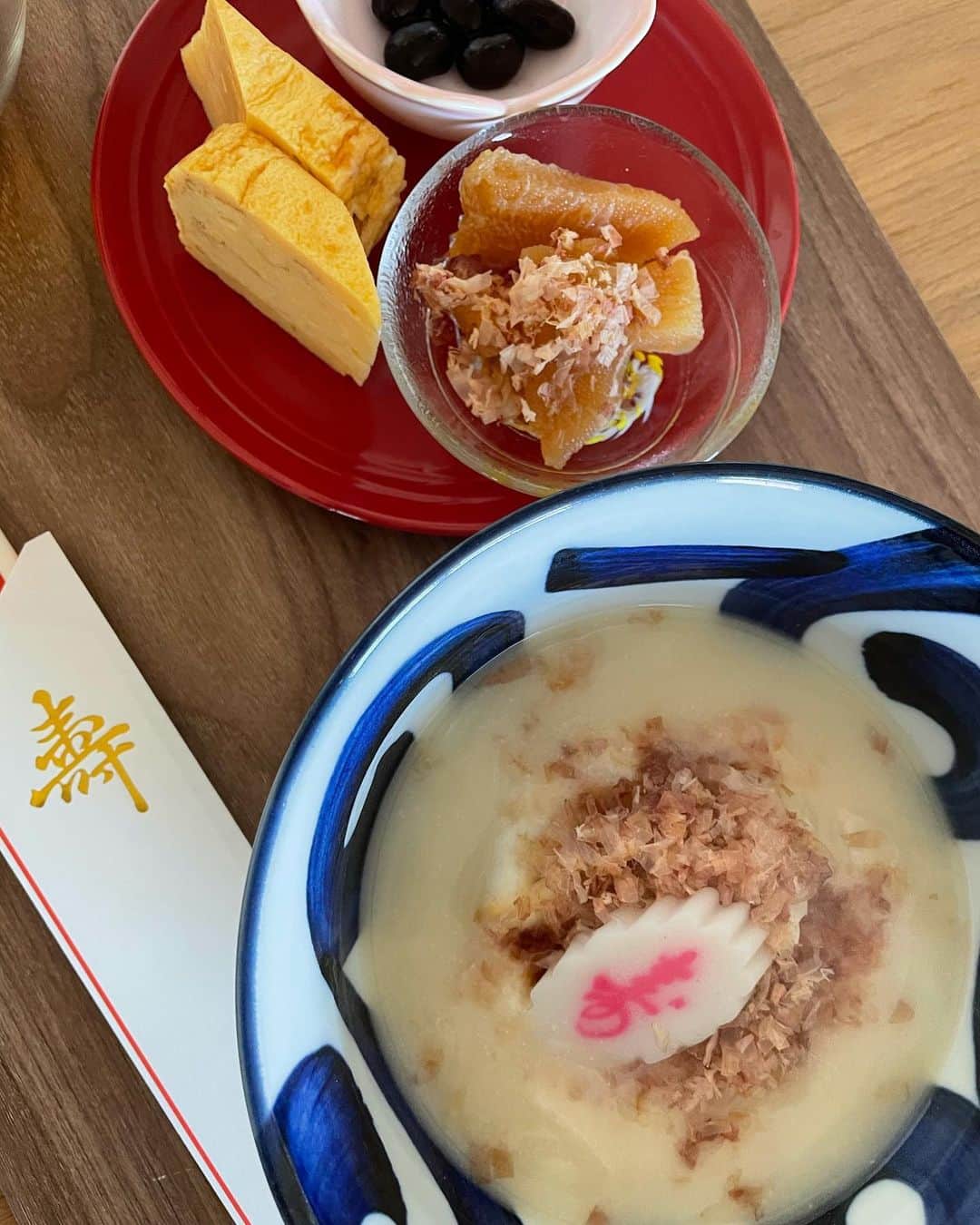 サントス・アンナのインスタグラム：「皆様 2020年のラストにも 私のInstagramを 素敵なコメントで飾ってくださり 本当にありがとうございました😊  喪中により ご挨拶は控えさせていただきます🙇‍♀️  2021年も のんびり ゆるーく 時にはバッキバキに 家族で手を取り合い 仲良しこよし 歩んでいきます^_^  皆様にとって 2021年が 笑顔で溢れますことを 願っております‼️  本年も 宜しくお願い致します🧡  #2021年」