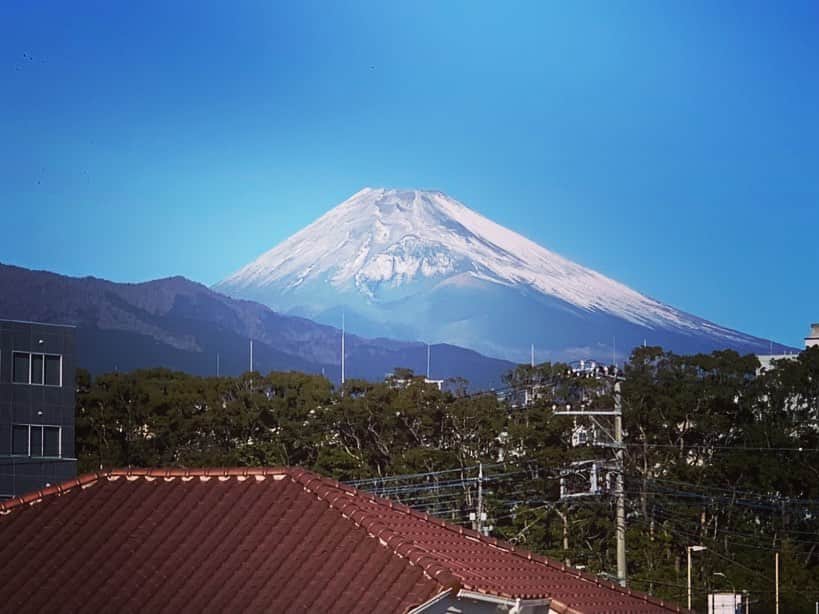 佐久間一行さんのインスタグラム写真 - (佐久間一行Instagram)「あけましておめでとうございます！！隙間の光を浴びています！今年もよろしくお願いします！ 沼津から始まるのは富士山も見れて最高ですね！  #佐久間一行 #富士山 #沼津ラクーンよしもと劇場」1月1日 14時24分 - sakuzari