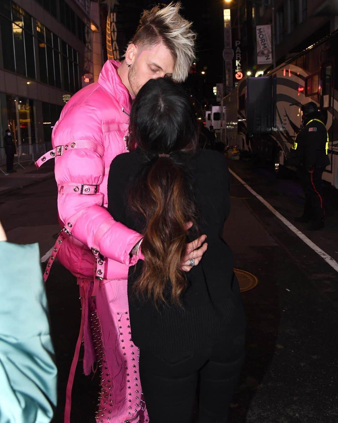 Just Jaredさんのインスタグラム写真 - (Just JaredInstagram)「@machinegunkelly performed in Times Square on New Year’s Eve and he was joined by girlfriend @meganfox! #MachineGunKelly #MeganFox Photos: Getty, @kevinmazur」1月1日 14時26分 - justjared