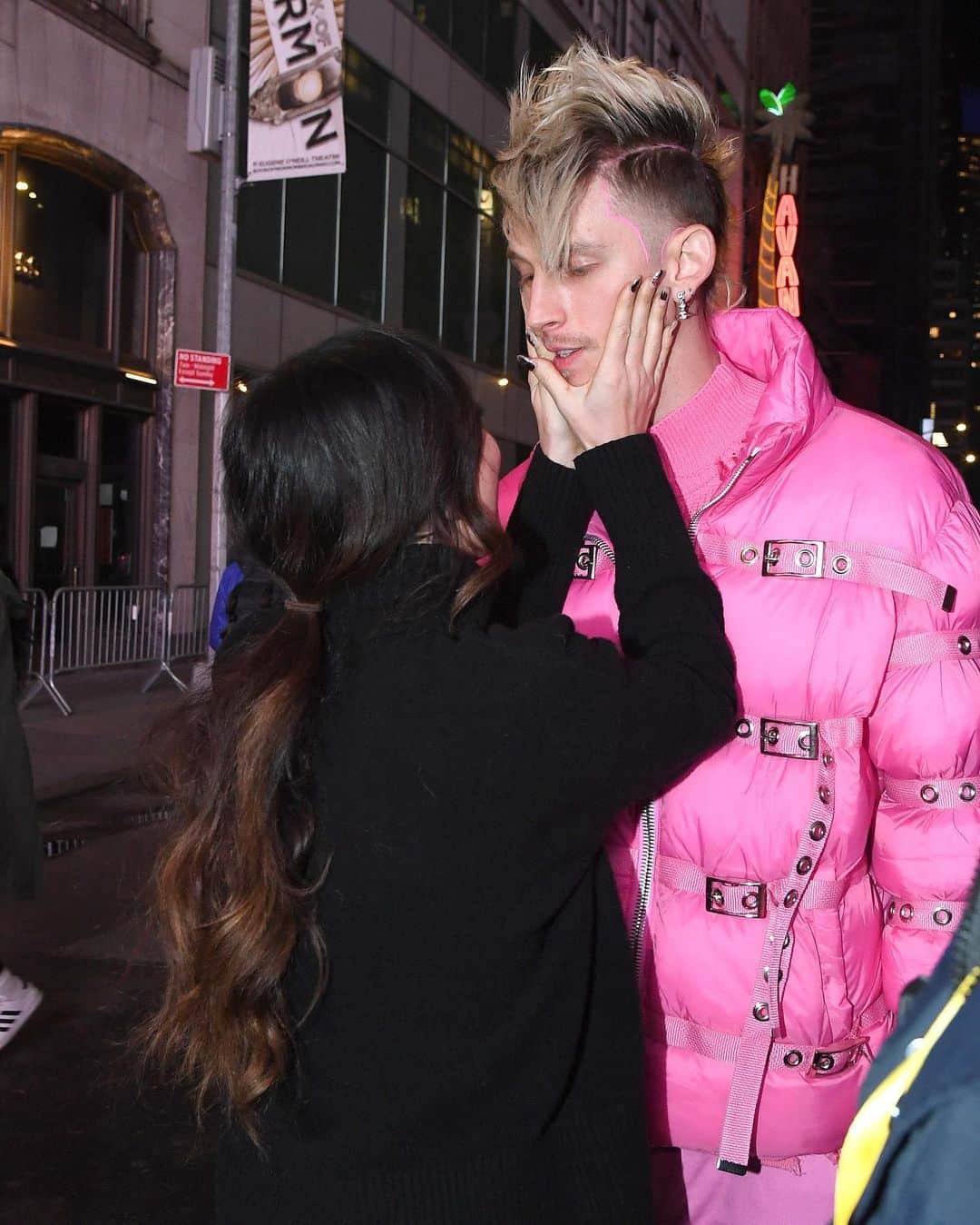 Just Jaredさんのインスタグラム写真 - (Just JaredInstagram)「@machinegunkelly performed in Times Square on New Year’s Eve and he was joined by girlfriend @meganfox! #MachineGunKelly #MeganFox Photos: Getty, @kevinmazur」1月1日 14時26分 - justjared