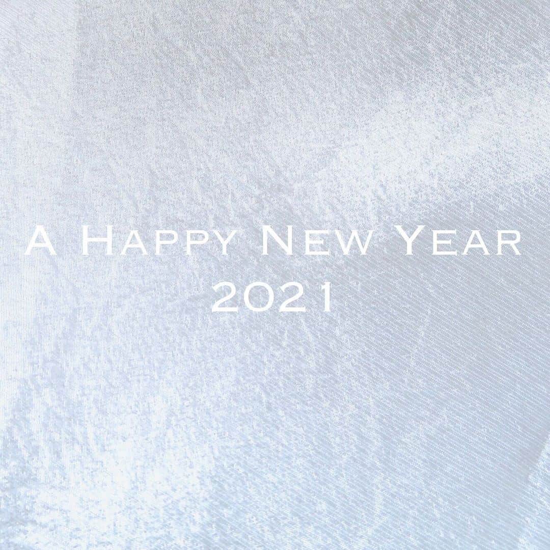太田葉子さんのインスタグラム写真 - (太田葉子Instagram)「あけましておめでとうございます🎍✨﻿ ﻿ 皆様にとって﻿ 健やかで心穏やかな一年になることを﻿ 心よりお祈り申し上げます✨﻿ ﻿ 本年もよろしくお願い申し上げます✨﻿ ﻿ 2021年元旦﻿ 太田葉子﻿」1月1日 14時28分 - instayoko