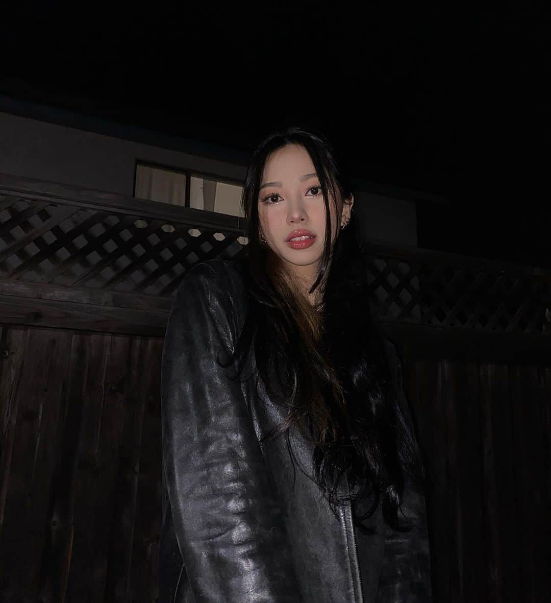 リュ・ウォンさんのインスタグラム写真 - (リュ・ウォンInstagram)「Stole me dad’s old leather jacket😈 아빠 라이더 자켓 훔쳐입기 성공😈」1月1日 19時58分 - rw2100