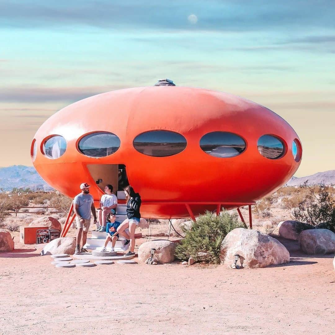Airbnbのインスタグラム：「Superhost Ronald’s high-desert saucer brings you and your loved ones closer to the stars whether you blast off or not. It’s just one way to travel different in 2021. Here’s to a year of exploring new possibilities together.   Photo: @myfamilywanders」