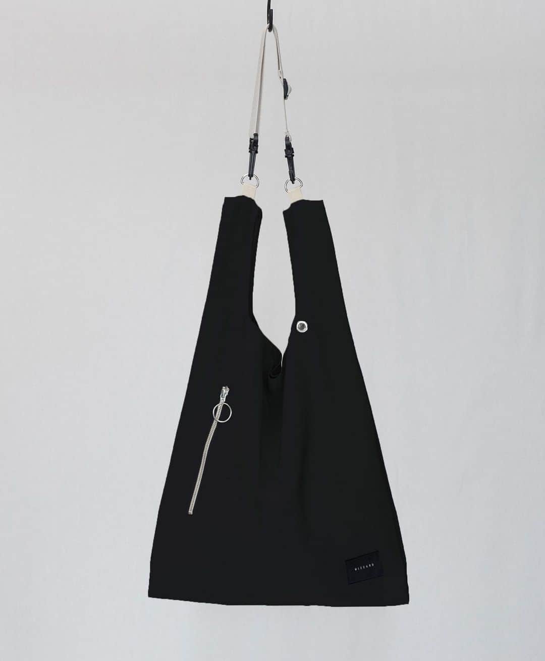 ウィザードさんのインスタグラム写真 - (ウィザードInstagram)「2021 SPRING SUMMER COLLECTION “SCREAMING LIFE”  GABARDINE MARKET BAG 程良くハリを持たせたポリエステル混のレーヨンギャバジン素材を使用した、定番のマーケットバッグ。 フロントファスナーポケット、キーホール、取り外し可能なショルダーストラップ、に加え5つの内ポケットを更に装備しています。  OFFICIAL WEB STORE https://wizzard.stores.jp/  #wizzard_fac #wizzard #fashion #tokyofashion #streetfashion #fashionphoto #designersbrand #domesticbrand #mensfashion #bag #メンズファッション #ファッションブランド #ウィザード #バッグ #マーケットバッグ」1月1日 20時00分 - wizzard_fac