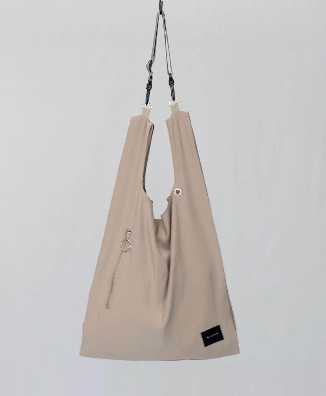 ウィザードさんのインスタグラム写真 - (ウィザードInstagram)「2021 SPRING SUMMER COLLECTION “SCREAMING LIFE”  GABARDINE MARKET BAG 程良くハリを持たせたポリエステル混のレーヨンギャバジン素材を使用した、定番のマーケットバッグ。 フロントファスナーポケット、キーホール、取り外し可能なショルダーストラップ、に加え5つの内ポケットを更に装備しています。  OFFICIAL WEB STORE https://wizzard.stores.jp/  #wizzard_fac #wizzard #fashion #tokyofashion #streetfashion #fashionphoto #designersbrand #domesticbrand #mensfashion #bag #メンズファッション #ファッションブランド #ウィザード #バッグ #マーケットバッグ」1月1日 20時00分 - wizzard_fac