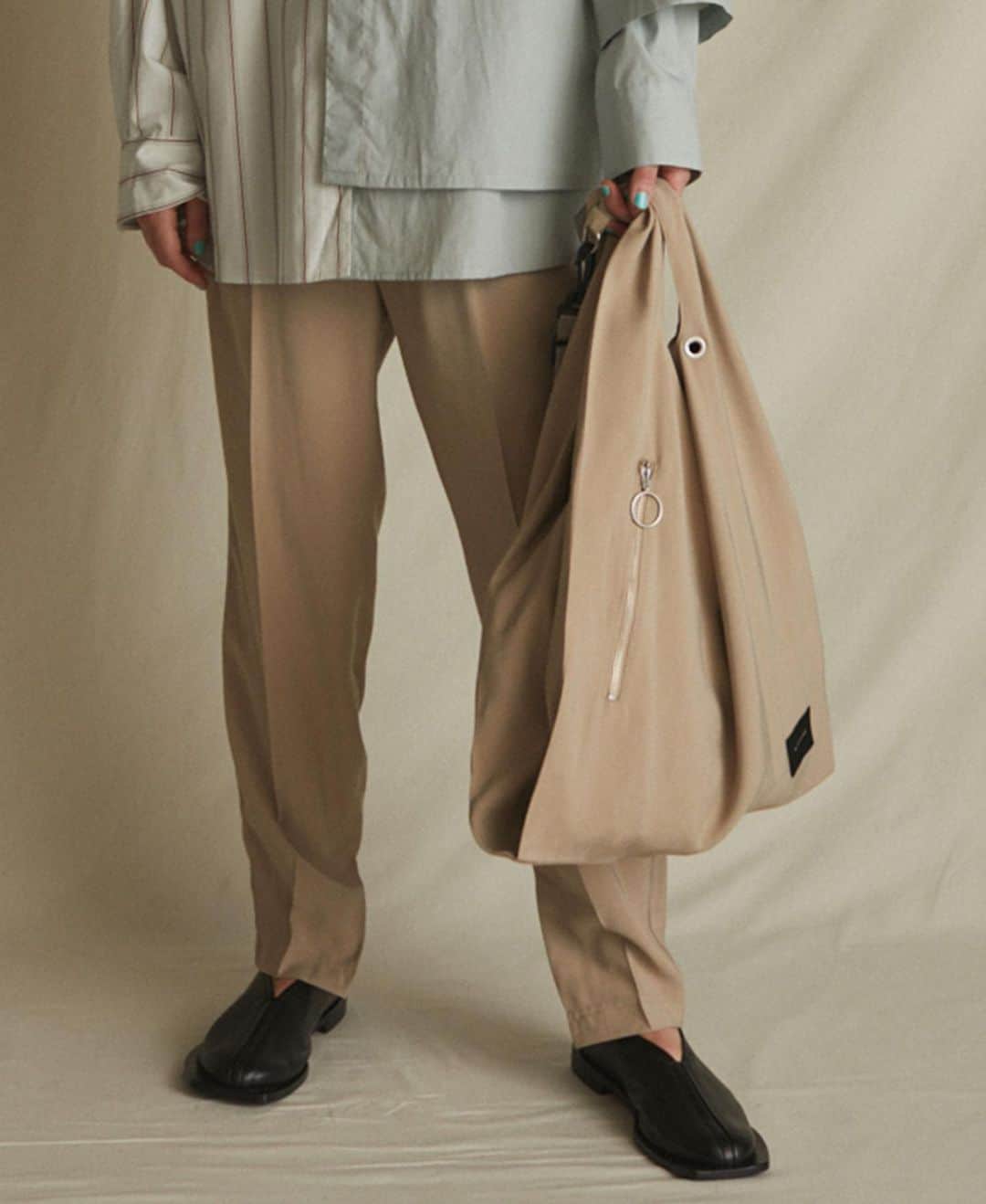 ウィザードさんのインスタグラム写真 - (ウィザードInstagram)「2021 SPRING SUMMER COLLECTION “SCREAMING LIFE”  GABARDINE MARKET BAG 程良くハリを持たせたポリエステル混のレーヨンギャバジン素材を使用した、定番のマーケットバッグ。 フロントファスナーポケット、キーホール、取り外し可能なショルダーストラップ、に加え5つの内ポケットを更に装備しています。  OFFICIAL WEB STORE https://wizzard.stores.jp/  #wizzard_fac #wizzard #fashion #tokyofashion #streetfashion #fashionphoto #designersbrand #domesticbrand #mensfashion #bag #メンズファッション #ファッションブランド #ウィザード #バッグ #マーケットバッグ」1月1日 20時00分 - wizzard_fac