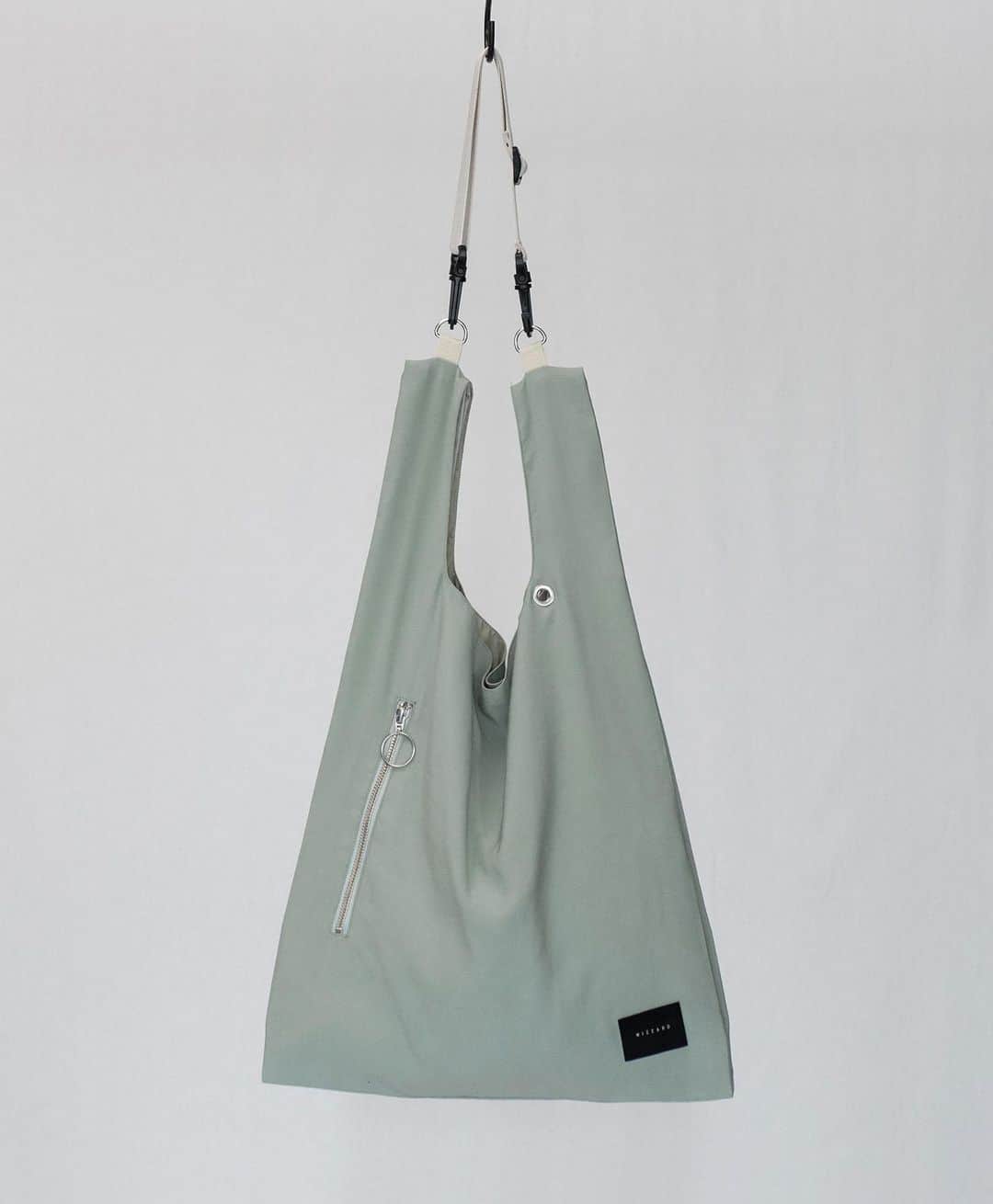 ウィザードのインスタグラム：「2021 SPRING SUMMER COLLECTION “SCREAMING LIFE”  GABARDINE MARKET BAG 程良くハリを持たせたポリエステル混のレーヨンギャバジン素材を使用した、定番のマーケットバッグ。 フロントファスナーポケット、キーホール、取り外し可能なショルダーストラップ、に加え5つの内ポケットを更に装備しています。  OFFICIAL WEB STORE https://wizzard.stores.jp/  #wizzard_fac #wizzard #fashion #tokyofashion #streetfashion #fashionphoto #designersbrand #domesticbrand #mensfashion #bag #メンズファッション #ファッションブランド #ウィザード #バッグ #マーケットバッグ」