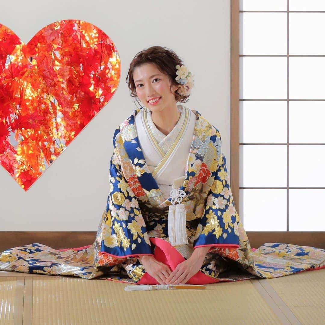 板野優花のインスタグラム：「Photo by @michie_kaibara_aqua さん @studiotvbkyoto  ・ あけましておめでとうございます🎍✨ コロナが落ち着かず大変な状況ではありますが 皆様と素敵な1年が過ごせることを心より楽しみにしております🥰 ・ 今年は、私が1番したいレポーターの お仕事がいただけるよう頑張ります！ テレビでるぞー٩(｡•ω•｡)﻿و✨ ・ プライベートは脱・痩せすぎ🙆‍♀️ 去年の10月くらいから取り組み始めてはいますが 肥らずに太るのがなかなか難しく やっと目標にしてた+5㌔が見えてきたので この調子でトレーニングを続けて 美しく歳を重ねられるようにしていきます✨ ・ #tvb京都 #ブライダルフォト #フォトウェディング  #和装ブライダル #和装ウェディング #ブライダル撮影 #色打掛 #京都 #町家 #プレ花嫁 #結婚式 #フォトスタジオ #ペア撮り #ポートレート #撮影会モデル #フリーモデル #カメラマンさんと繋がりたい #ブライダルモデル #撮影依頼受付中 #関西モデル #ヘアアレンジ #美容師さんと繋がりたい #前撮り #模擬挙式 #模擬挙式モデル #ブライダルモデル募集 #着物モデル募集」