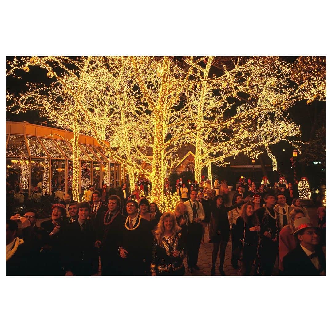 Magnum Photosさんのインスタグラム写真 - (Magnum PhotosInstagram)「Happy 2021! ✨⁠ .⁠ PHOTO: New Year's Eve festivities in the garden of Tavern on the Green in Central Park. New York City. USA. 1991. ⁠ .⁠ © Hiroji Kubota/#MagnumPhotos」1月1日 20時01分 - magnumphotos