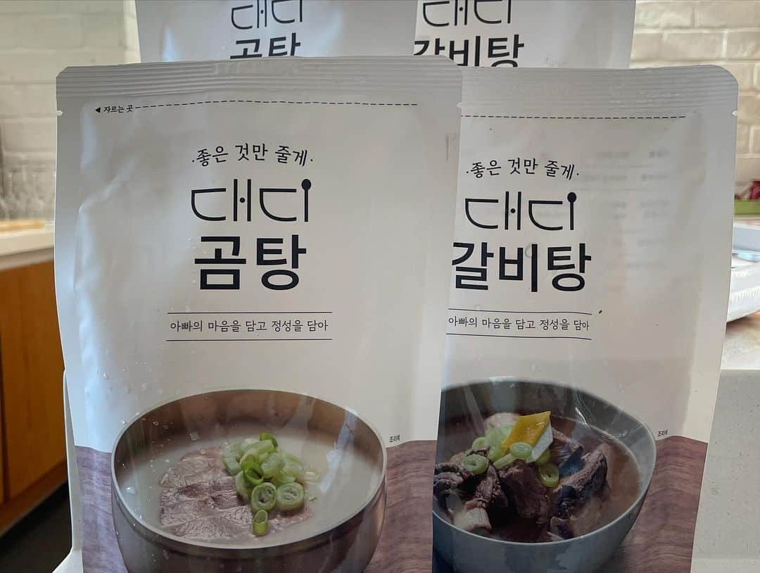 チョン・ヘビンさんのインスタグラム写真 - (チョン・ヘビンInstagram)「새해 떡국 드셨어요?  저는 옛날 천생연분 그때 그시절 세자빈 커플이었던 정태우오빠가 만든 대디곰탕과 갈비탕을 반반섞어 떡국을 끊여보았는데 넘넘 간편하고 국물이 끝내주네요😋  따뜻한 2021년 첫 식사  #떡국#대디곰탕 #오빠넘맛있어요 #대박나세요👍🏻」1月1日 14時31分 - heavenbin83