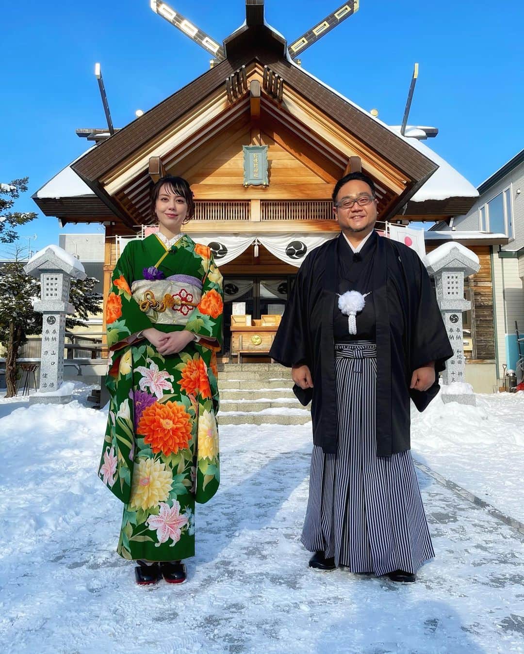 河野真也のインスタグラム：「あけましておめでとうございます^_^  新年らしい写真を探したら、土屋アナとの写真でした。藤尾との写真が最近、ないな🤣  こちらは先日のしあわせ散歩ロケの写真。 イチモニ！、イチオシ‼︎ともに、１月５日（火）からの放送になります。 いつもは月曜日放送のしあわせ散歩ですが、５日も放送が。北海道の皆さん、ぜひご覧ください^_^  ２０２１年もよろしくお願いいたします！( ＾∀＾)  #イチオシ‼︎ #しあわせ散歩 #土屋まり #札幌市東区 #北海道愛がとまらない #札幌村神社 #ドライブ #写真 #北海道 #絶景 #冬 #1月 #イチモニ！」