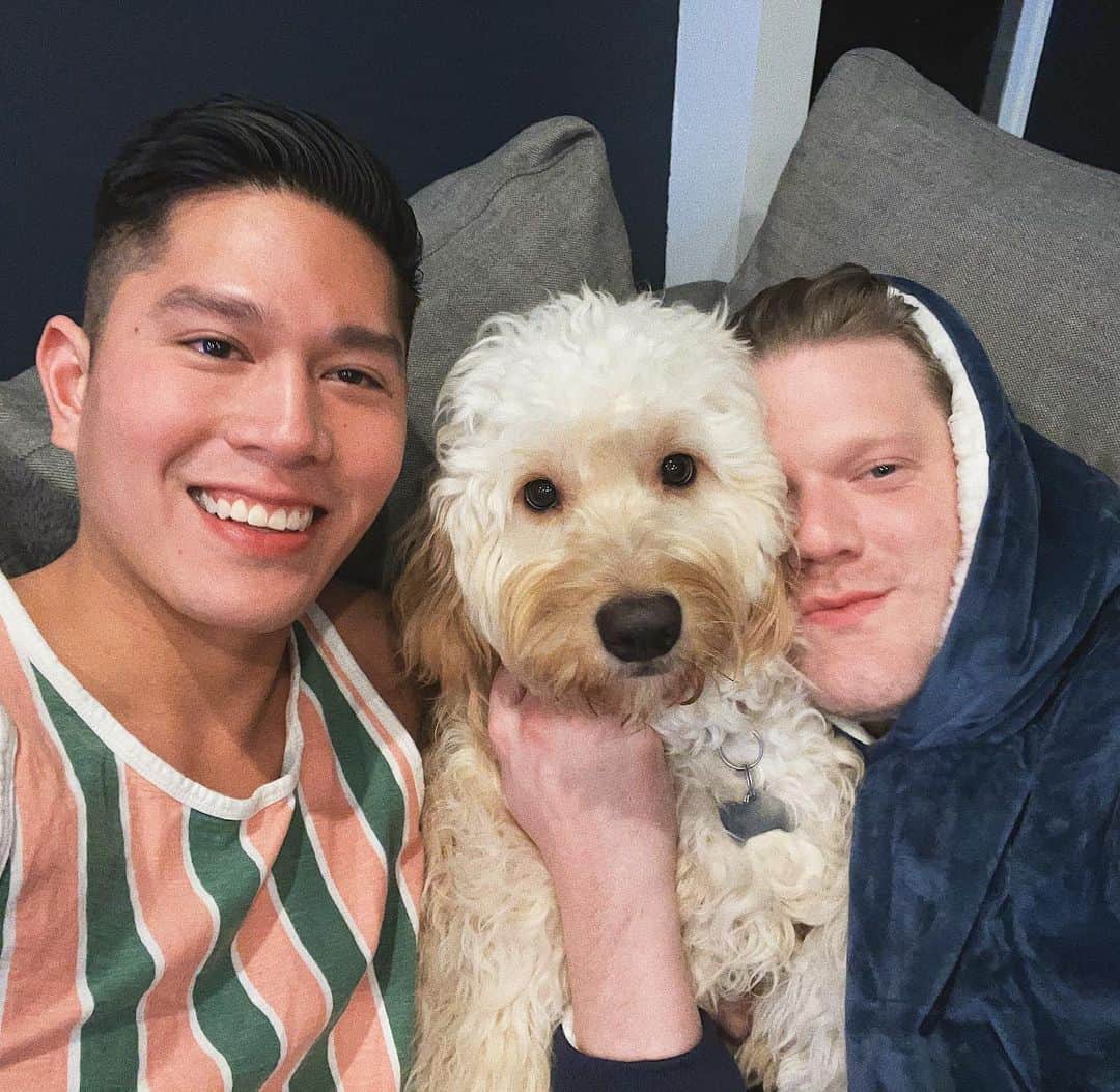 スコット・ホアイングのインスタグラム：「happy new year from our lil family to yours! 2021 let’s gooooo!」