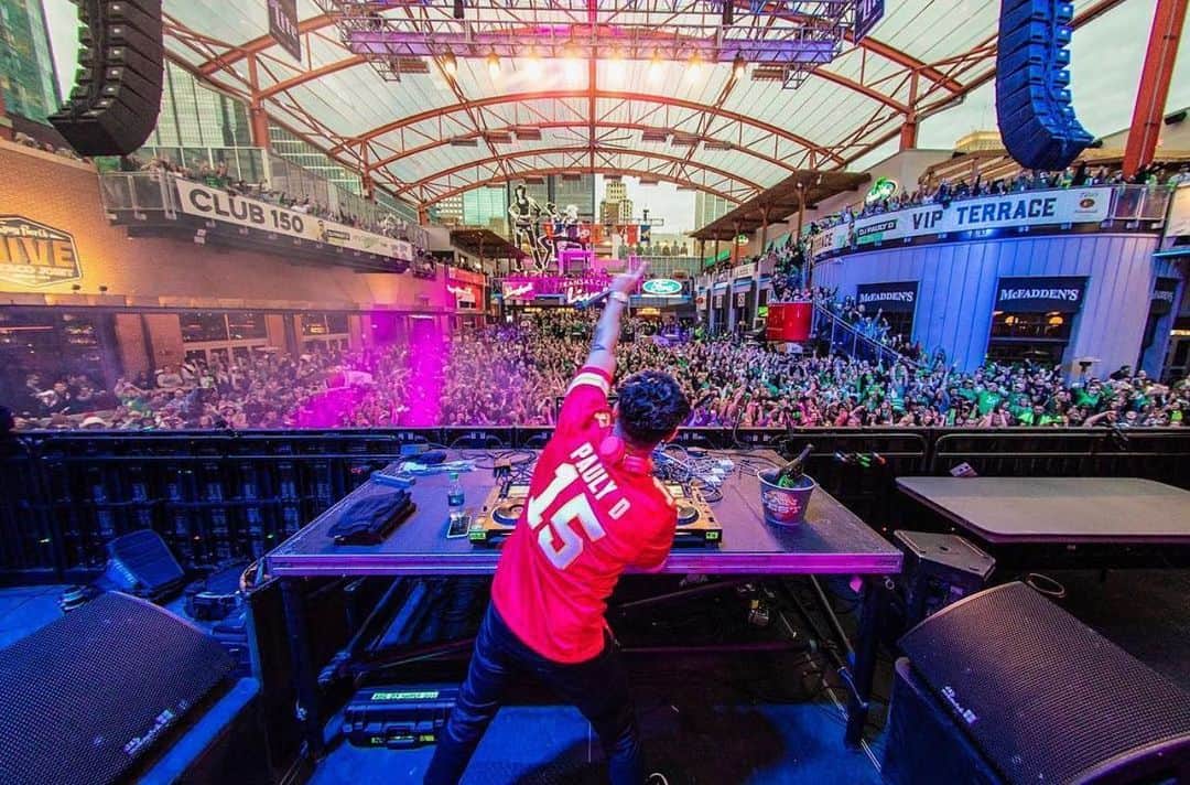 Pauly Dのインスタグラム：「Wishing Everyone A Happy And Healthy New Year! 🍾🥂 Let's Get Back To This!!! What City Should I Perform At First 🤔🤔#nye #paulyd #djpaulyd #paulydpositivity」