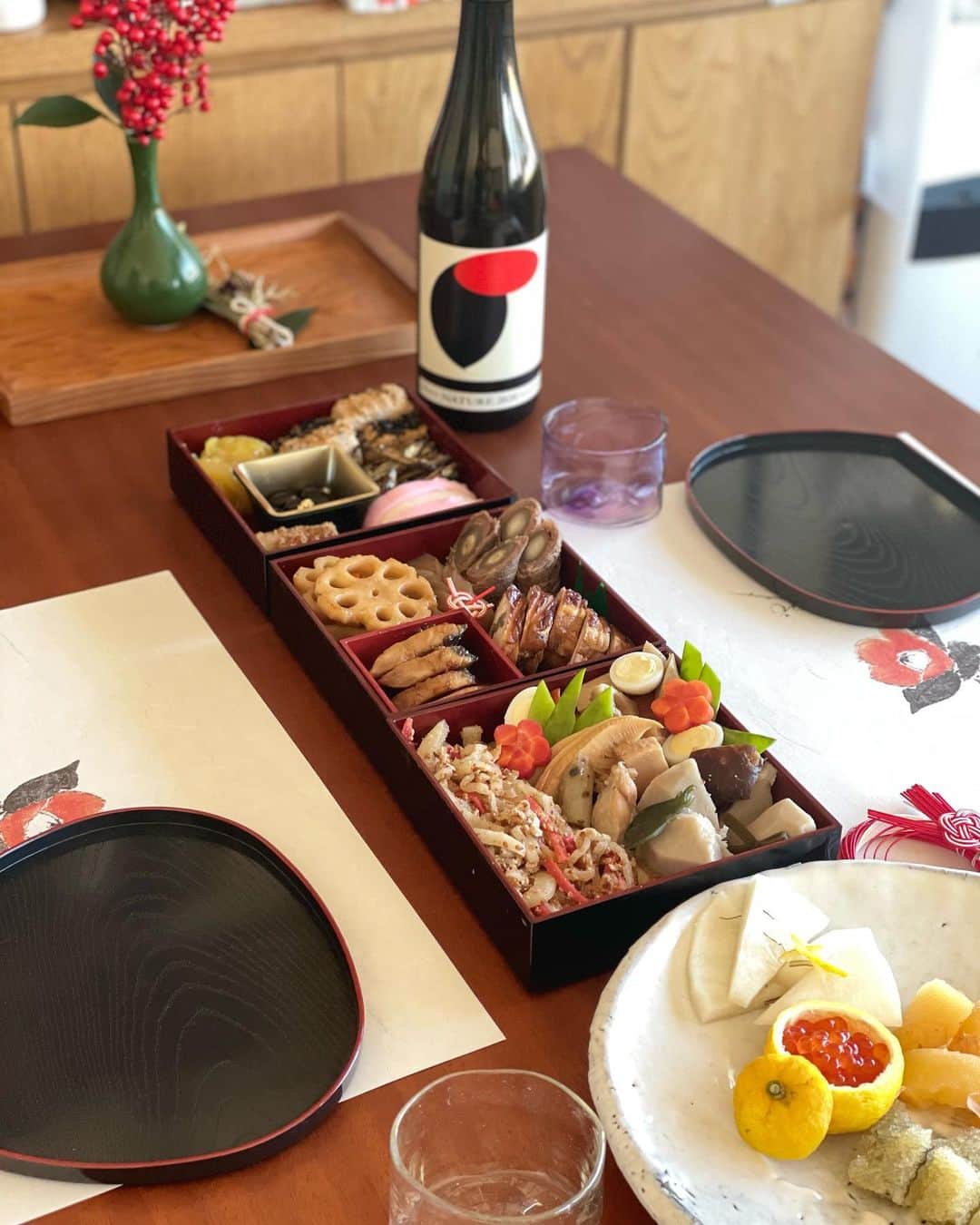 加藤紀子のインスタグラム：「新年明けまして おめでとう ございます🎍  本年は年女、 例年より盛り上がって過ごせるよう、頑張りたいと思います。  畑のお野菜を使ってのおせち、お雑煮、お屠蘇始めました😊 （さて、福笑いでもやろうかな）  今年も一年、よろしくお願い致します🐮  #おせち作り2021」