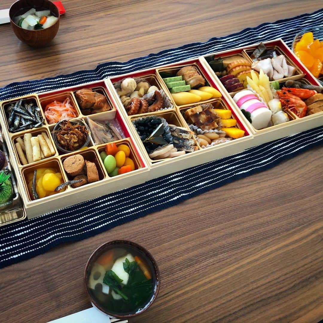 のインスタグラム：「いつもは、実家で過ごす正月ですが、今年は子供が産まれたばかりですし、コロナという事で東京の自宅で過ごしております。仲良くさせて頂いている方から、おせちを送ってもらい家族でゆっくりと過ごしています👍元日から朝ランして良い汗かけました！」