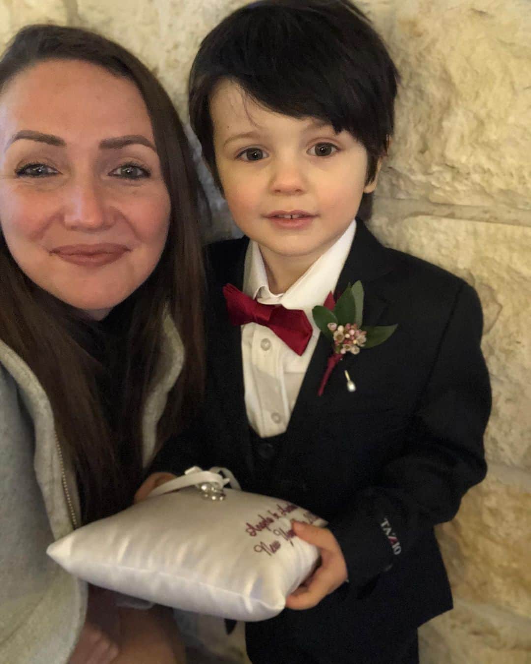 クリスティン・ヒルデブランドのインスタグラム：「Ending the craziest year of all time on a high note watching Rhett crush his first gig as a ring bearer (swipe to see the video of him walking down the aisle😍!) at a small, beautiful family wedding. It took a lot of bribing to get this tuxedo on him but #noregrets HE IS SO HANDSOME🥺 #hny 🤍🥂」
