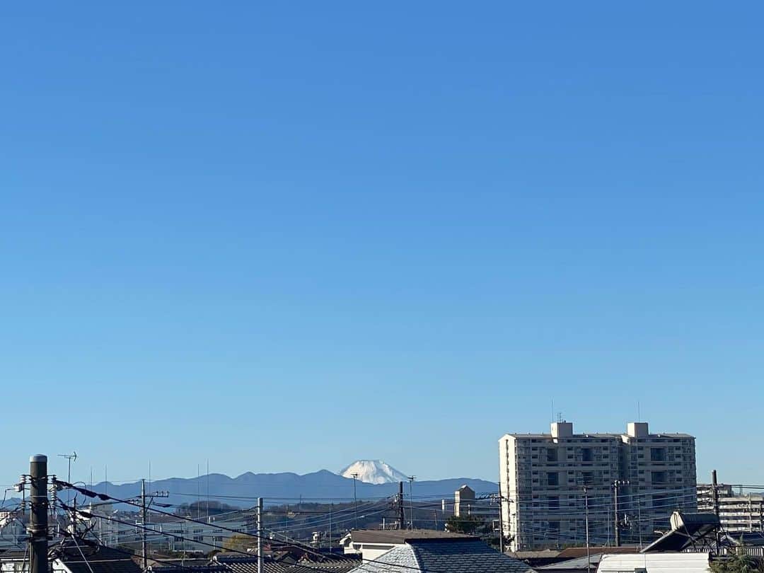 喜国雅彦＆国樹由香さんのインスタグラム写真 - (喜国雅彦＆国樹由香Instagram)「今日の東京は気持ちのいい青空。我が家の屋上から見えた富士山。真っ白で綺麗だな（由）   #newyear2021 #newyear #mtfuji #today #sky #blue #sunnyday #rooftop #myhouse #tokyo #japan #1月1日 #晴れ #青空 #富士山 #それだけで嬉しい #新しい年の始まり」1月1日 14時50分 - kunikikuni