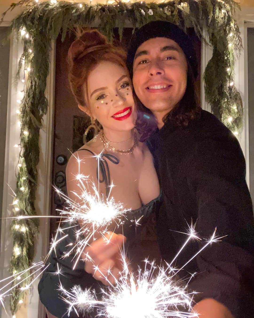 ヴィック・フエンテスのインスタグラム：「2021 we have nothing but hope for you! Thinking of all of you out there tonight and sending our love and good vibes 🤩❤️🤘」