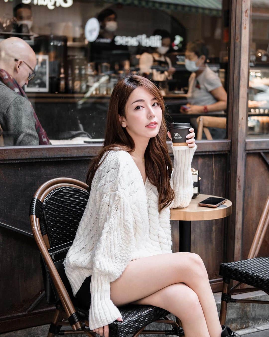 Vivi Tamのインスタグラム：「新一年 發現家附近有間很chill的咖啡店☕️ 祝大家新年快樂✨ 2021一定會更好的」