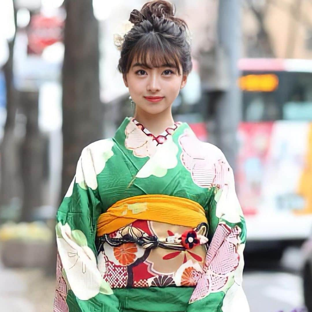 永松野々花のインスタグラム：「あけましておめでとうございます🐮🐄🐂🍲🥢 昨年もたくさんの応援ありがとうございました☀️ 2021年もよろしくお願いします☺️🎍皆様にとって素敵な1年になりますように✨ #2021 #にしてつバス  成人記念に、私のわがままで通学路でバスと撮影していただきました。ありがとうございました🥲」