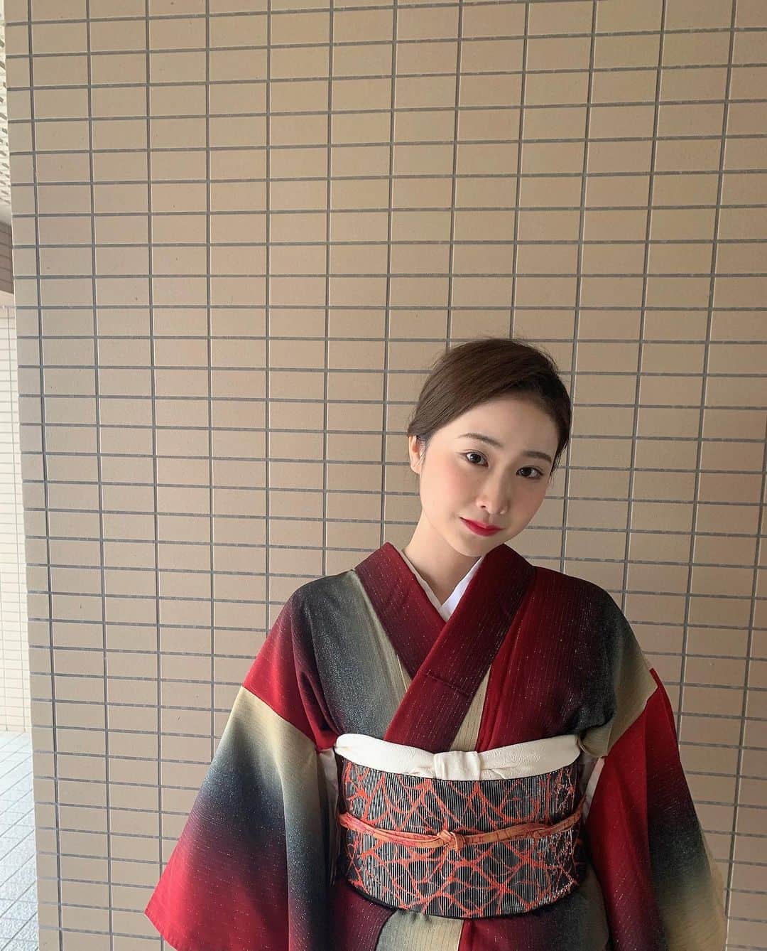 花那のインスタグラム：「あけましておめでとうございます🌅 今年もどうぞよろしくお願い致します。 . . 今年は大人っぽく強めなカラーをチョイスしてみました♡ . . #花那#카나#新年#着物#2021#kimono #japanesegirl」