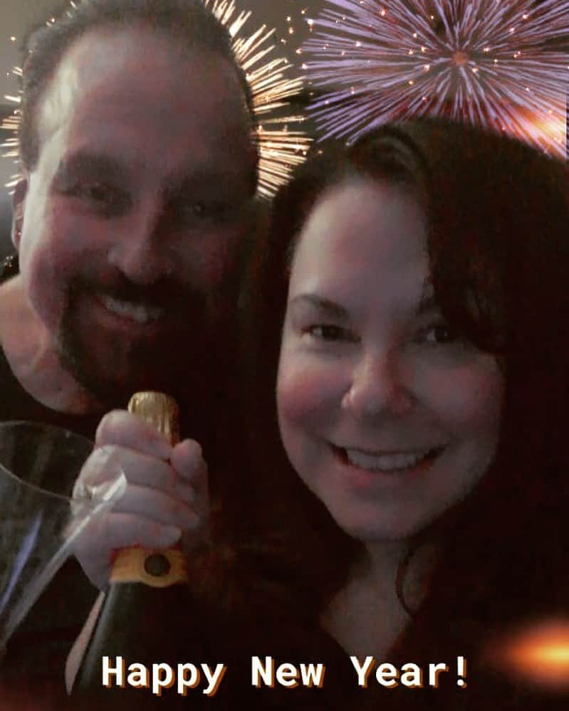 スコット・ノートンのインスタグラム：「Happy New Year from the Norton’s #safeathome #2021 #happynewyear」