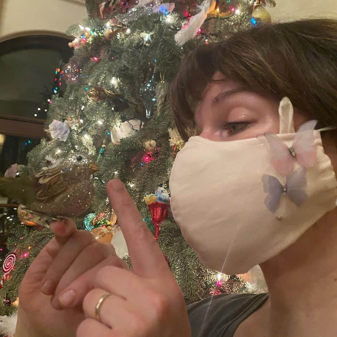 ミラ・ジョヴォヴィッチのインスタグラム：「Death to 2020! Hang it by it’s balls from a telephone pole! Or in other words... HAPPY NEW YEAR! Also, in this horrific time, let’s support small businesses! And my friend @mizy.me is so incredible! Check out her page, she makes the most amazing pieces of art, from dolls, clothes to masks! These are our favorites, perfect fashion accessories for this unprecedented pandemic. And since they’re saying there are many more pandemics to come, check her out and grab some while you can!😬😉They’re all handmade!🥳 Anyway, finally we can all say Happy New Year! 2021 WILL FOR SURE BE BETTER. We’ll all get vaccinated and finally be able to get back to our normal lives. Hopefully more aware of the world around us and ready to respect it. And each other. I send you all so much love!!❤️❤️❤️ #happynewyear2020」