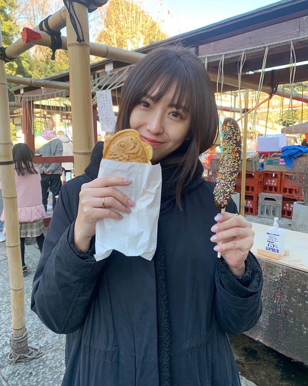 川上ジュリアのインスタグラム：「あけましておめでとうございます🌅 今年も家族で年越しできてよかったな！お姉ちゃんとジェルネイルごっこしてたら年越してました( 平和 ) 今年は10年位ぶりに大吉じゃなかったので、例年と異なる1年になるといいなと思います😌！ 昨年は全然インスタ更新できなかったけど、新境地で頑張っているので許してね…🥲 今年はもうちょっと更新できるといい！笑 本年も宜しくお願い致します🎍」