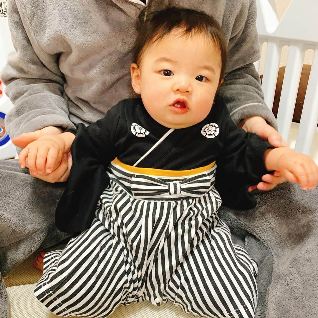 桜 稲垣早希のインスタグラム：「羽織袴ロンパースと、昔兄が着てた着物をもらったので着せました😊あまり人がいない近くの小さな神社に初詣行ってきます。 #生後10ヶ月男の子」