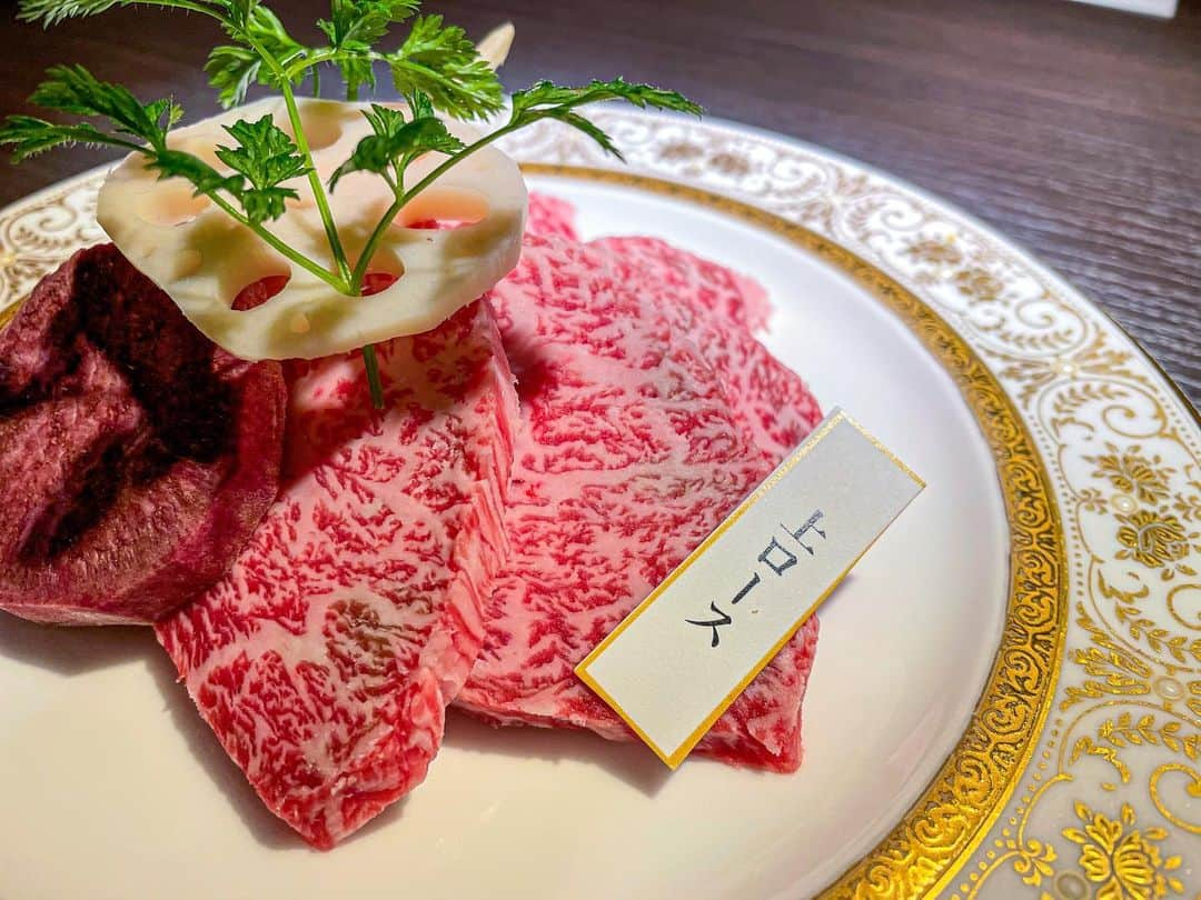 炭火焼肉BISTRO山城牛のインスタグラム：「【炭火焼肉Bistro山城牛】 🍷🥩本日も元気に営業してます🐮✨ ・ ・ 新年明けまして おめでとう御座います🎍🌅 1月1日、元旦から 🍷炭火焼肉BISTRO山城牛🐮今日も 元気にOpenしていきまっすᕦ(ò_óˇ)ᕤ  ちなみに、こちらの上ロース 今日のオススメです🤫❤️  ご来店の際は是非ご賞味下さい🙇‍♂️ ・  住所📍那覇市松山1-5-1 1階 時間⏰17:00〜（LO）21:00 （定休日　無し） 電話📲098-988-9161  #沖縄 #那覇　 #那覇焼肉　 #炭火焼肉BISTRO山城牛 #焼肉」