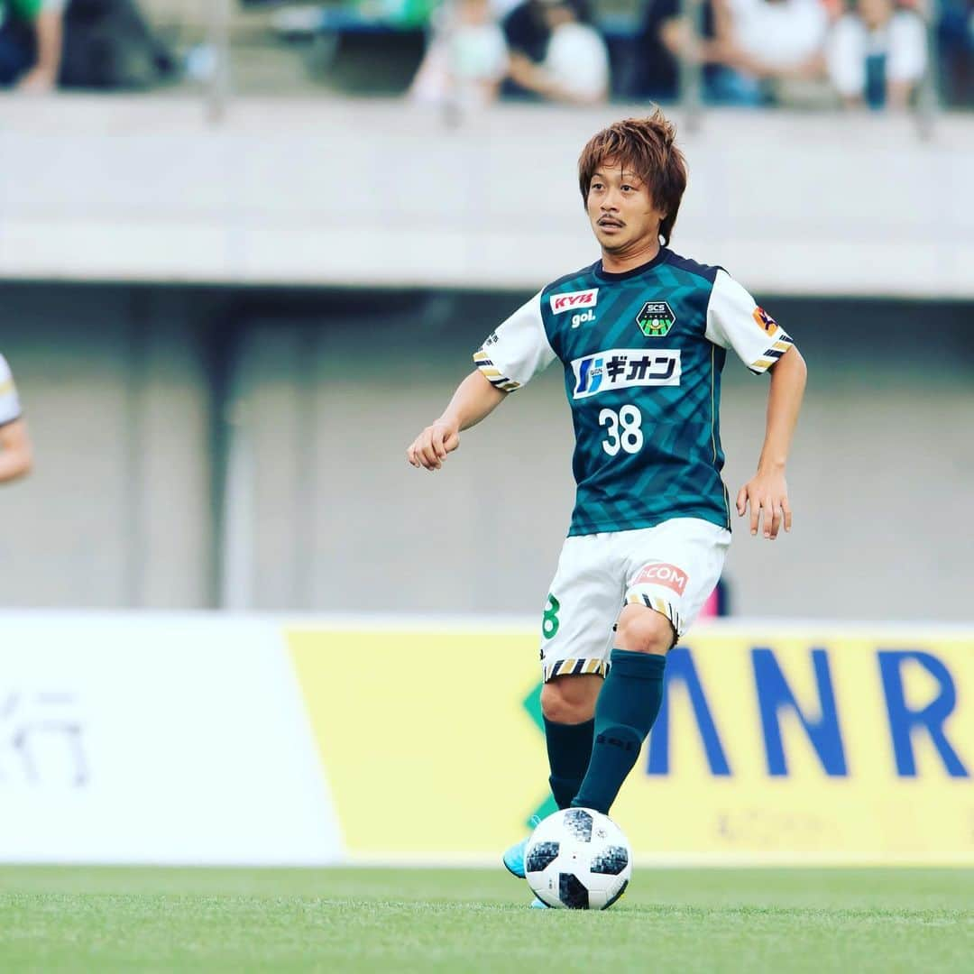 SC相模原さんのインスタグラム写真 - (SC相模原Instagram)「プロサッカー選手として過ごした11年を振り返ると、岡山、大分、相模原の全てのチームで本当に周りの人に恵まれた選手生活でした。一緒に戦ったチームメイトや、スタッフの方はもちろん、応援してくれた沢山のファンサポーターの方に感謝しています。 淋しい思いをしながらも頑張った長男、そのサポートをしてくれた妻、いつも笑いの提供をしてくれる次男、どんな時も変わらず応援してくれた千葉にいる家族。11年間家族全員で戦って来れたと思います。 両親が早くに亡くなり、親の代わりに育ててくれた、祖父母と兄、いつも遠いとこまで応援に駆けつけてくれた地元の友達。皆の温かい支えに感謝すればするほど、両親にもプロになった自分を見て欲しかったと思うようになりました。自分の夢を応援してくれた両親がいたからこそ今の自分がいると感謝しています。  これからは違う形でこの大好きなSC相模原を支えていきます。ファン、サポーター、サガミスタの皆様これからも一緒にSC相模原を大きくさせていきましょう。また笑顔でお会いしましょう。  #千明聖典 #SC相模原」1月1日 15時14分 - s.c.sagamihara_players