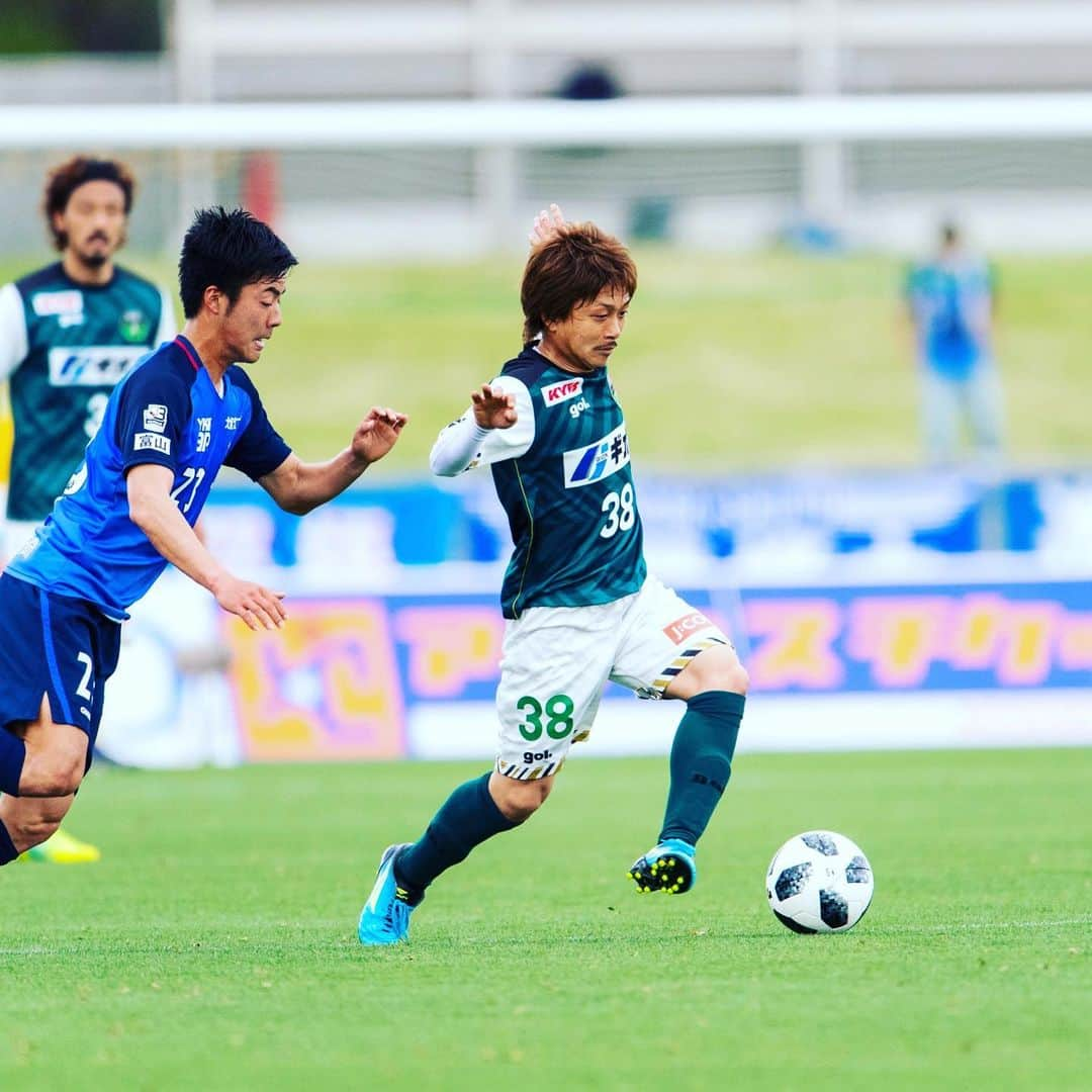 SC相模原さんのインスタグラム写真 - (SC相模原Instagram)「プロサッカー選手として過ごした11年を振り返ると、岡山、大分、相模原の全てのチームで本当に周りの人に恵まれた選手生活でした。一緒に戦ったチームメイトや、スタッフの方はもちろん、応援してくれた沢山のファンサポーターの方に感謝しています。 淋しい思いをしながらも頑張った長男、そのサポートをしてくれた妻、いつも笑いの提供をしてくれる次男、どんな時も変わらず応援してくれた千葉にいる家族。11年間家族全員で戦って来れたと思います。 両親が早くに亡くなり、親の代わりに育ててくれた、祖父母と兄、いつも遠いとこまで応援に駆けつけてくれた地元の友達。皆の温かい支えに感謝すればするほど、両親にもプロになった自分を見て欲しかったと思うようになりました。自分の夢を応援してくれた両親がいたからこそ今の自分がいると感謝しています。  これからは違う形でこの大好きなSC相模原を支えていきます。ファン、サポーター、サガミスタの皆様これからも一緒にSC相模原を大きくさせていきましょう。また笑顔でお会いしましょう。  #千明聖典 #SC相模原」1月1日 15時14分 - s.c.sagamihara_players