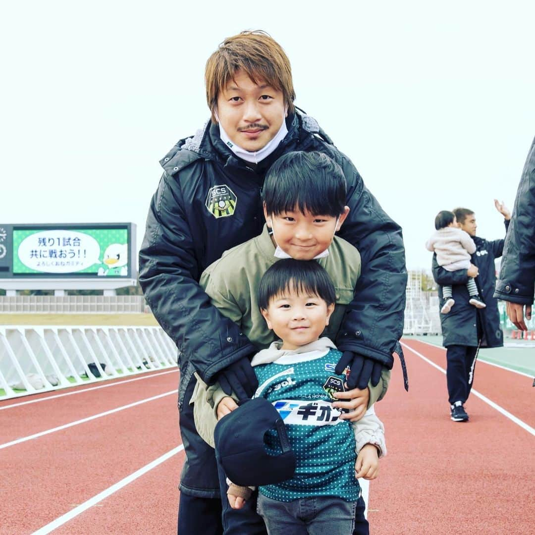 SC相模原さんのインスタグラム写真 - (SC相模原Instagram)「プロサッカー選手として過ごした11年を振り返ると、岡山、大分、相模原の全てのチームで本当に周りの人に恵まれた選手生活でした。一緒に戦ったチームメイトや、スタッフの方はもちろん、応援してくれた沢山のファンサポーターの方に感謝しています。 淋しい思いをしながらも頑張った長男、そのサポートをしてくれた妻、いつも笑いの提供をしてくれる次男、どんな時も変わらず応援してくれた千葉にいる家族。11年間家族全員で戦って来れたと思います。 両親が早くに亡くなり、親の代わりに育ててくれた、祖父母と兄、いつも遠いとこまで応援に駆けつけてくれた地元の友達。皆の温かい支えに感謝すればするほど、両親にもプロになった自分を見て欲しかったと思うようになりました。自分の夢を応援してくれた両親がいたからこそ今の自分がいると感謝しています。  これからは違う形でこの大好きなSC相模原を支えていきます。ファン、サポーター、サガミスタの皆様これからも一緒にSC相模原を大きくさせていきましょう。また笑顔でお会いしましょう。  #千明聖典 #SC相模原」1月1日 15時14分 - s.c.sagamihara_players