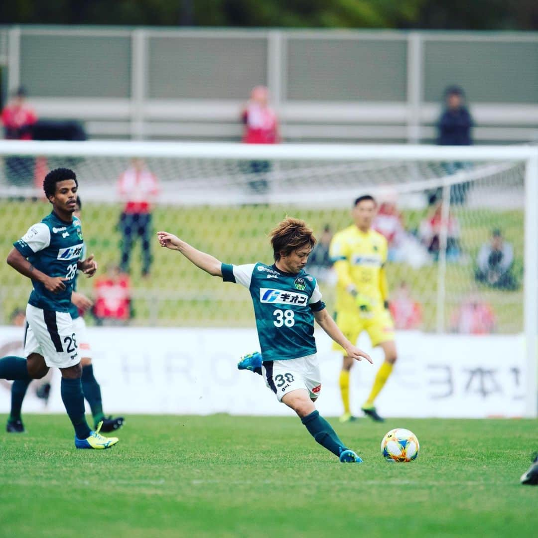 SC相模原さんのインスタグラム写真 - (SC相模原Instagram)「プロサッカー選手として過ごした11年を振り返ると、岡山、大分、相模原の全てのチームで本当に周りの人に恵まれた選手生活でした。一緒に戦ったチームメイトや、スタッフの方はもちろん、応援してくれた沢山のファンサポーターの方に感謝しています。 淋しい思いをしながらも頑張った長男、そのサポートをしてくれた妻、いつも笑いの提供をしてくれる次男、どんな時も変わらず応援してくれた千葉にいる家族。11年間家族全員で戦って来れたと思います。 両親が早くに亡くなり、親の代わりに育ててくれた、祖父母と兄、いつも遠いとこまで応援に駆けつけてくれた地元の友達。皆の温かい支えに感謝すればするほど、両親にもプロになった自分を見て欲しかったと思うようになりました。自分の夢を応援してくれた両親がいたからこそ今の自分がいると感謝しています。  これからは違う形でこの大好きなSC相模原を支えていきます。ファン、サポーター、サガミスタの皆様これからも一緒にSC相模原を大きくさせていきましょう。また笑顔でお会いしましょう。  #千明聖典 #SC相模原」1月1日 15時14分 - s.c.sagamihara_players