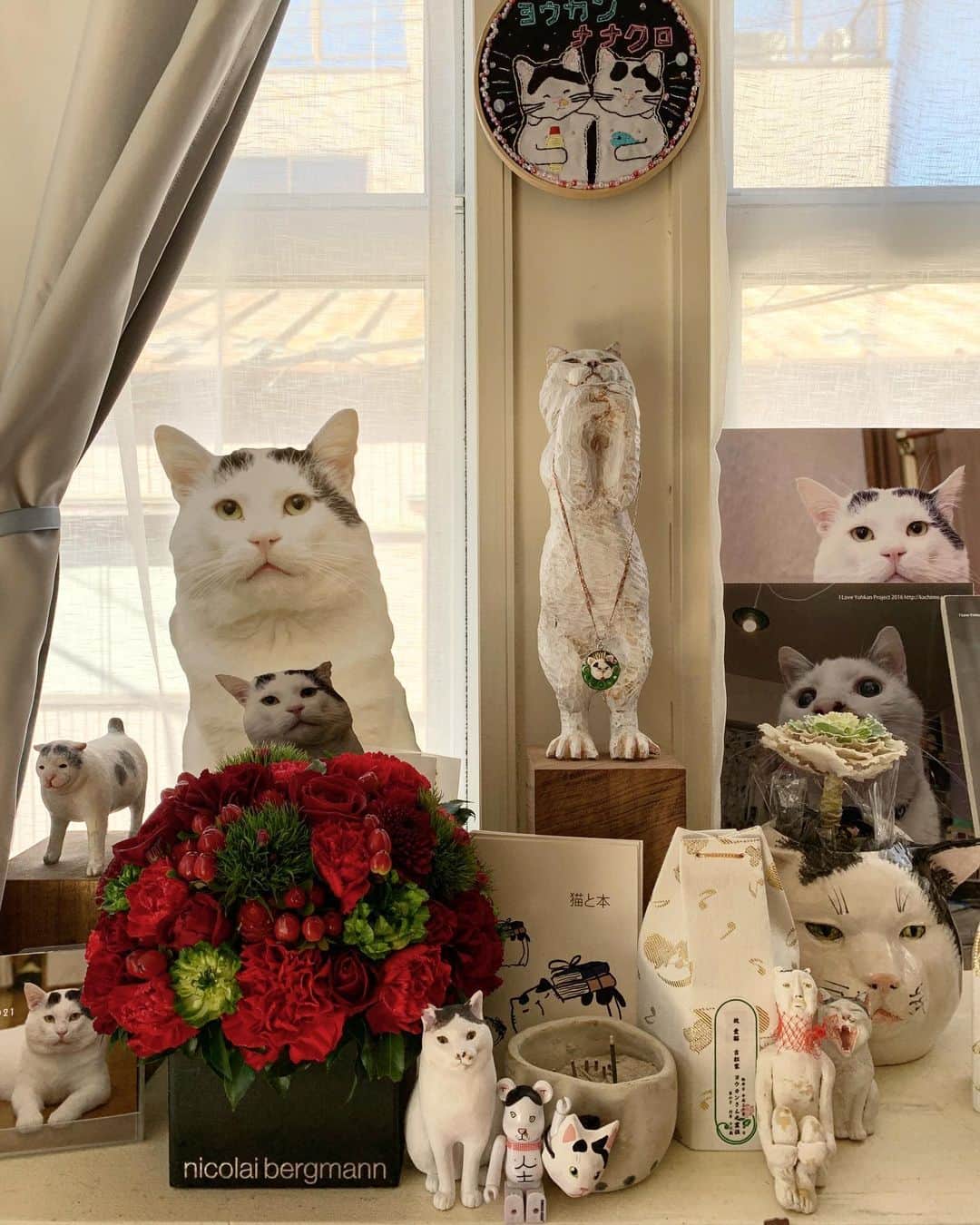 Kachimo Yoshimatsuさんのインスタグラム写真 - (Kachimo YoshimatsuInstagram)「今日はヨウカンさんの命日。 立派なお花をいただいたのでお供え。 ありがとうございました。 #うちの猫ら #yohkan #ヨウカンさん #猫 #ねこ #cat #ネコ #catstagram #ネコ部 http://kachimo.exblog.jp」1月1日 15時09分 - kachimo