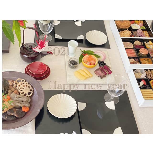 前田ゆかのインスタグラム：「明けましておめでとうございます✨  今年も熊本の赤酒お屠蘇から始まった東京でのお正月🎍ゆったりとしたお正月を過ごしています。  2021 見えない未来の中でも楽しみを見つけ一縷の希望を見出す一年になりますように。  みなさま今年もどうぞ宜しくお願い致します🎍  元日 #happynewyear  #2021 #お正月 #あかざけ #maeyukareshipi」