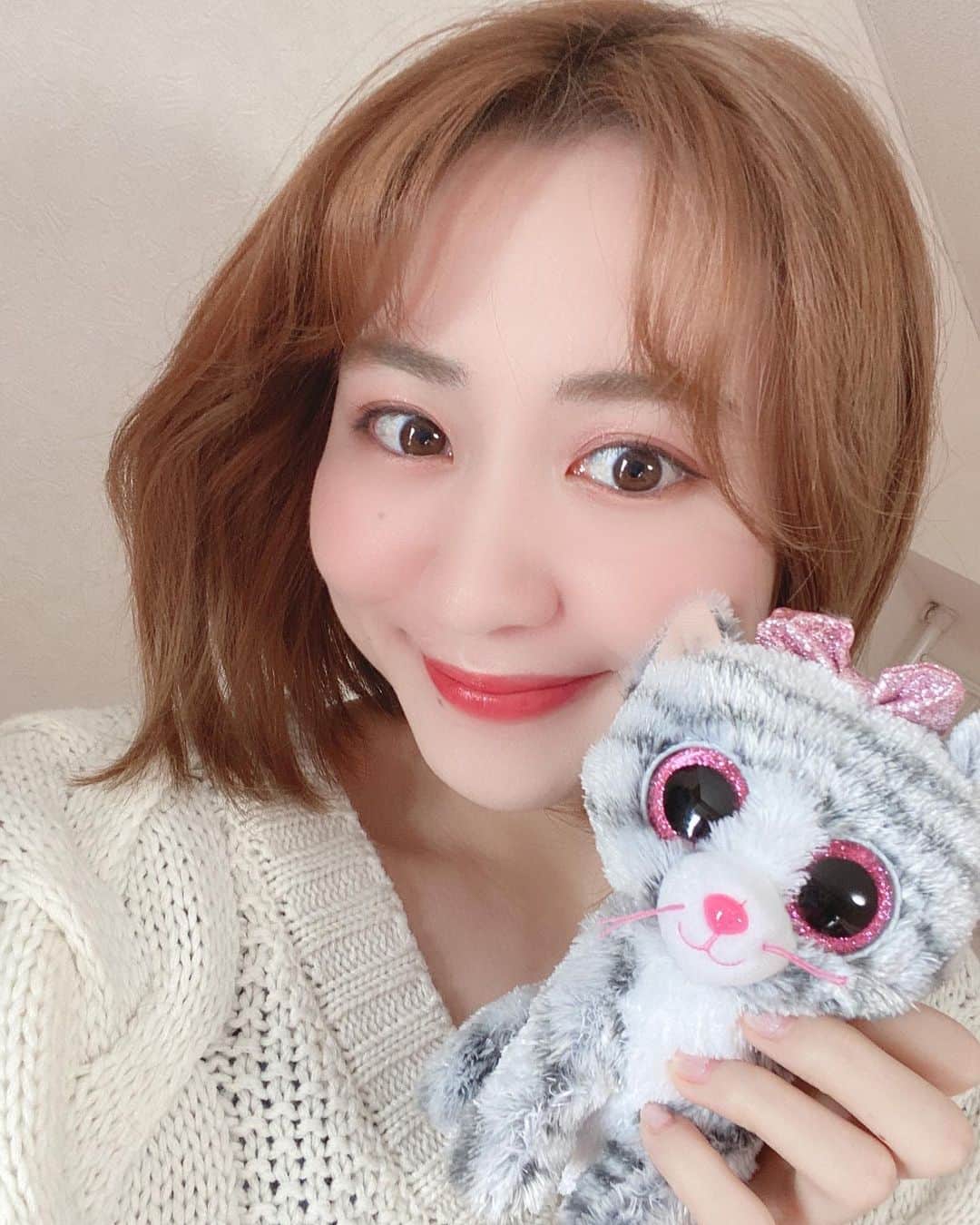 依東杏奈のインスタグラム：「あけおめです〜✨  今年からフリーになりました！！ フリーなっても今までと変わらず お仕事は続けて行きますので これからも依東杏奈をどうぞよろしく お願いいたします🙇‍♀️  今年もよろしくね💗✨  #2021 年スタート！！」