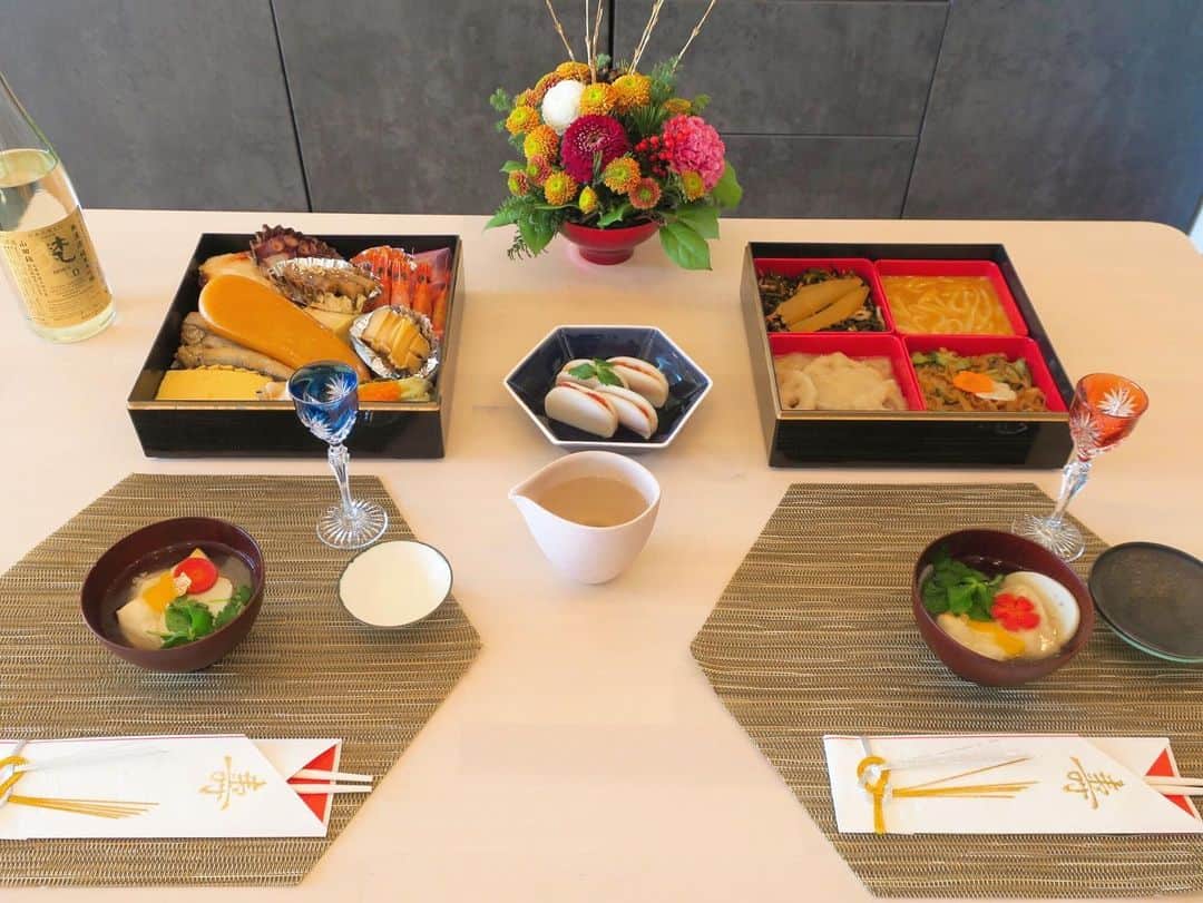 熊澤枝里子のインスタグラム：「おせちにお雑煮🎍✨ 日本のお正月🇯🇵🌅  東京で過ごす今年のお正月は、 長年お世話になっている大好きなお寿司やさんで おせちをお願いしました😌❣️ （ここでおせちを頼むのがずっと夢だった🤩）  なんとも！豪華✨✨✨  豪華な食材に大将の作る美味しいお味😍 お店で食べる大好きな品もちらほらと❣️ カラスミがジャンボサイズ！（私の顔より大きい）これがまた美味🤤  お雑煮はすまし汁を。 近所の和菓子屋さんのつきたてお餅が絶品です👍  みなさまそれぞれの良いお正月を😌✨ ・ ・ #happynewyear2021」