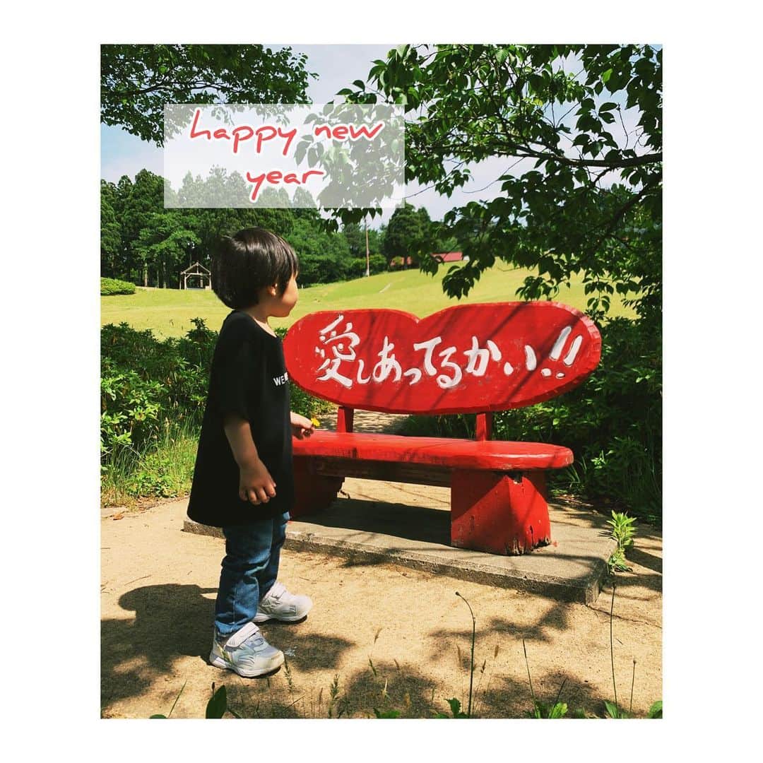 y1735kのインスタグラム：「あけましておめでとうございます🎍 いつもフォロー、サポートありがとうございます。 ・ ・ 今年も人と人の繋がりを大切に。 『愛』ある出会い、『心を込めたお仕事』が出来れば、、という想いで年始を過ごしてます。 ・ ・ 遠方なのでレッスンに参加できないけど、身体を見て欲しい、お話だけでも聞いて欲しい、、そんなお声にお応えできれば、、と常々思っていました。 ・ ・ 食生活のアドバイス＋1人1人に合わせたヨガメニューや身体の使い方、、など　オンラインパーソナルを考えています（まだザックリで、色々詰めていきます✊） ・ 要領もいい方ではないし、アナログだし、、お世話かけてしまうかもしれませんが、、今年もどうぞよろしくお願い致します。 ・ 『愛』の1年になりますように。」