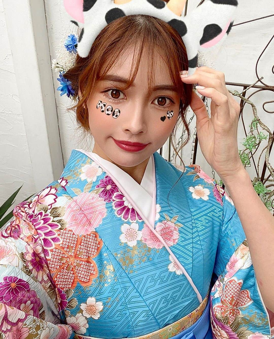 得あゆさんのインスタグラム写真 - (得あゆInstagram)「明けましておめでとうございます🎍♡ 今年もよろしくお願いします。 #happynewyear2021#丑年 ・ あ！あとたまたま京都旅行行った時に 関西ローカル番組『よーいどん！』に取材してもらって それが今日のお昼放送されてたみたいで… たくさんのDMとコメントありがとうございます🤣 見てフォローして下さった方も1000人くらいいて 人気番組なんだなとびっくりしてます🙄😳😳😳 しかも！私のインスタ関西のフォロワーさんが1番多いの！❤️ だからたくさんの方が見てくれていて 嬉しかったです！ありがとう♡ ・ ・ ・ ・ ・ ・ ・ ・ ・ ・ ・ #2021#2021年#お正月#明けましておめでとうございます#あけましておめでとうございます#お節#日本食#和食#大人可愛い#オトナ女子#大人カジュアル#家族#インスタ映え#カメラ女子#水色#花#袴#ヘアアレンジ#巻き髪#お昼ごはん#ランチ#ご馳走#イベント#デート#撮影#kimono#japanesegirl#よーいどん」1月1日 15時31分 - tokuayu819