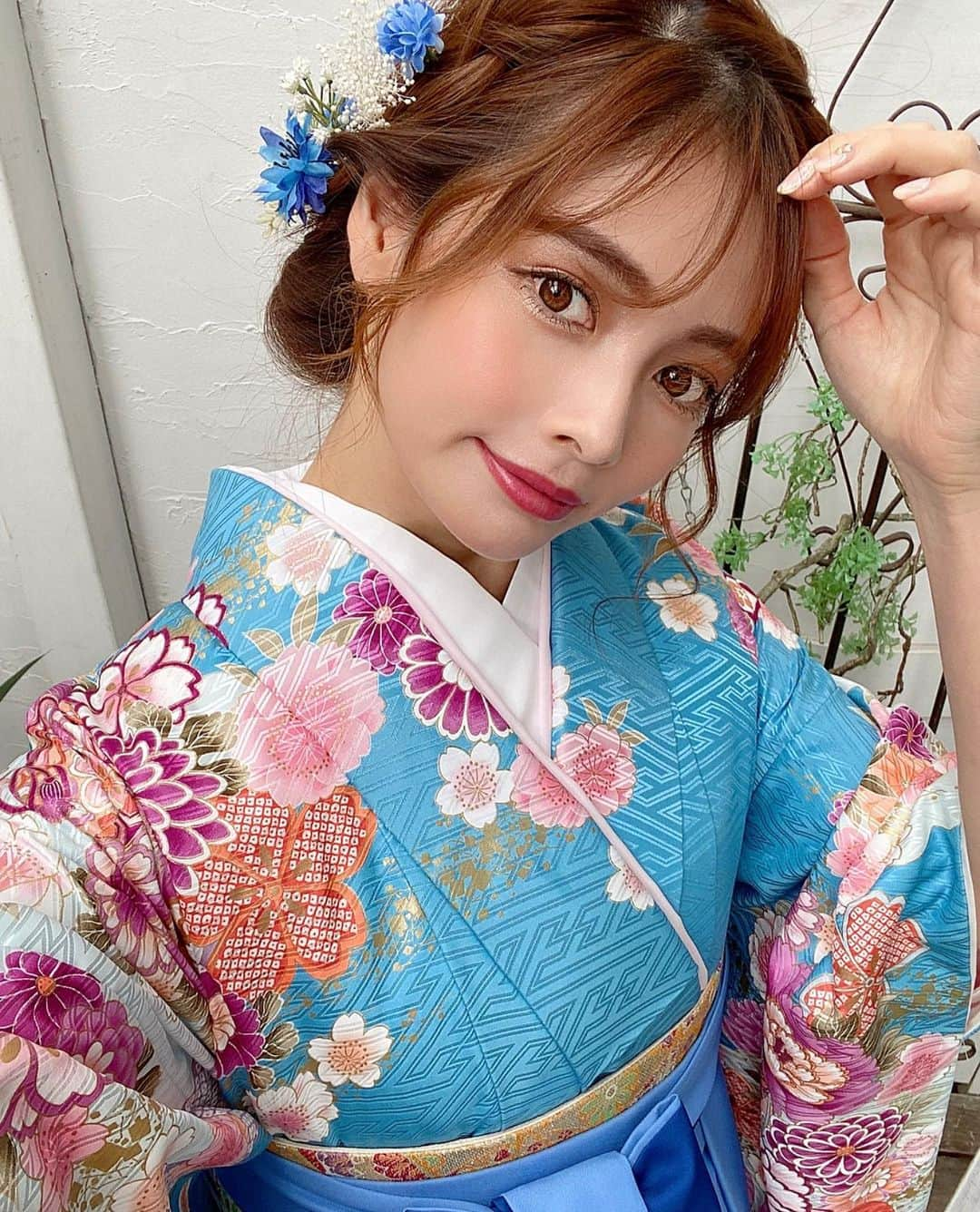 得あゆさんのインスタグラム写真 - (得あゆInstagram)「明けましておめでとうございます🎍♡ 今年もよろしくお願いします。 #happynewyear2021#丑年 ・ あ！あとたまたま京都旅行行った時に 関西ローカル番組『よーいどん！』に取材してもらって それが今日のお昼放送されてたみたいで… たくさんのDMとコメントありがとうございます🤣 見てフォローして下さった方も1000人くらいいて 人気番組なんだなとびっくりしてます🙄😳😳😳 しかも！私のインスタ関西のフォロワーさんが1番多いの！❤️ だからたくさんの方が見てくれていて 嬉しかったです！ありがとう♡ ・ ・ ・ ・ ・ ・ ・ ・ ・ ・ ・ #2021#2021年#お正月#明けましておめでとうございます#あけましておめでとうございます#お節#日本食#和食#大人可愛い#オトナ女子#大人カジュアル#家族#インスタ映え#カメラ女子#水色#花#袴#ヘアアレンジ#巻き髪#お昼ごはん#ランチ#ご馳走#イベント#デート#撮影#kimono#japanesegirl#よーいどん」1月1日 15時31分 - tokuayu819