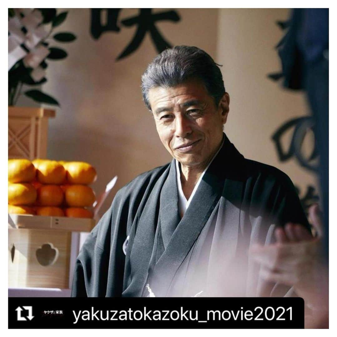 石原プロモーションさんのインスタグラム写真 - (石原プロモーションInstagram)「#Repost @yakuzatokazoku_movie2021 with @make_repost ・・・  ■第一章：1999年 出会い﻿ ﻿ 自暴自棄になっていた自分に手を差し伸べてくれた柴咲（#舘ひろし）に山本（#綾野剛）は心の救いを得て、二人は親子の契りを結ぶ。﻿ こうして山本はヤクザの世界に足を踏み入れた。﻿ ﻿ #ヤクザと家族﻿ #2021年1月29日公開﻿ #綾野剛﻿ #舘ひろし﻿ #藤井道人﻿ #家族﻿ #絆」1月1日 15時24分 - ishihara_promotion