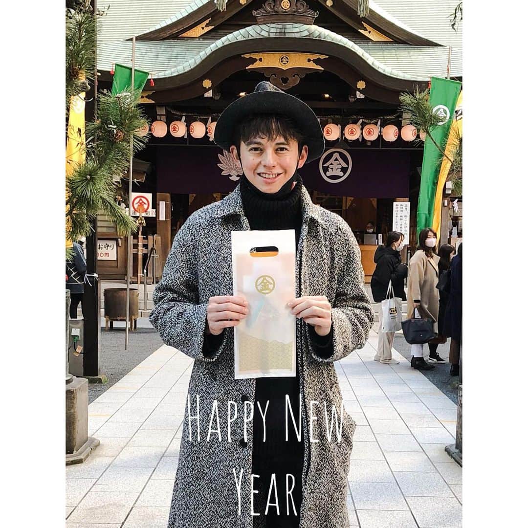 のインスタグラム：「明けましておめでとうございます！！ 今年は年男！まもなく36才になります！二十歳の時に決めた人生計画からずいぶん外れてしまいましたが 楽しいです 笑　とてつもなく楽しく、報告したいお仕事が沢山ありますが.もう少しお待ちくださいませ^_^  そこでYouTubeのほうで2021年の五つの目標を発表しました。欲張りです。でもそれほど一日一日アグレッシブに生きないと、今まで信じてくれた家族、スタッフ、応援してくれたり、星になった方々に失礼な気がします。  そんな偉いこといいながらだらしないところ多々あります 笑 前の夜に準備しとけばいいのに...と何度去年思ったのか！！　bad Harry!!! bad Harry!!!  本年もどうぞよろしくお願い致します。そして命を繋いでくれてる皆様、心の底から感謝です。落ち着いたら..face to faceで何か感謝を直接伝えたいです😇  It's a new year. Ready to rumble!!! Stay safe everyone!! I pray for everybody in the medical sector putting their lives on the line. What would we do without you.  Lots of love, ハリー杉山」