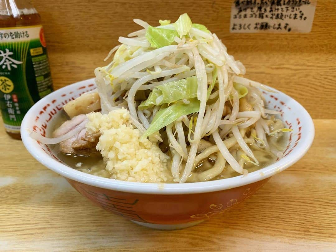 SUSURUさんのインスタグラム写真 - (SUSURUInstagram)「ラーメン二郎 環七新新代田店 小ラーメンニンニクアブラ 二郎初めを元旦からカマす男。 1時間ほど並び店内へ🍥 キャベツ多めなヤサイが味付きのアブラと絡んでスタートから激ウマ！ 豚は程よい肉質で食べ応えあり🐷 小麦の風味豊かな極太縮れ麺と醤油ギンッと効いた非乳化スープはまさに大吉な美味しさ！ 今年も毎日ラーメン健康生活の傍ら、ひとりの二郎ファンとしてラーメン二郎も楽しみたいと思います。 ごっそれい🙌 #susuru_tv #ラーメン二郎環七新代田店 #ラーメン二郎 #新代田 #東京 #小ラーメンニンニクアブラ #うまい  #ラーメン #らーめん #ramen #ラーメン部 #ramennoodles #毎日ラーメン生活 #麺スタグラム #japaneseramen #japanramen #foodstagram #foodie #noodles #instanoodle #instaramen #instafood #susururecommended #二郎 #元旦二郎 #東京ラーメン」1月1日 15時26分 - susuru_tv