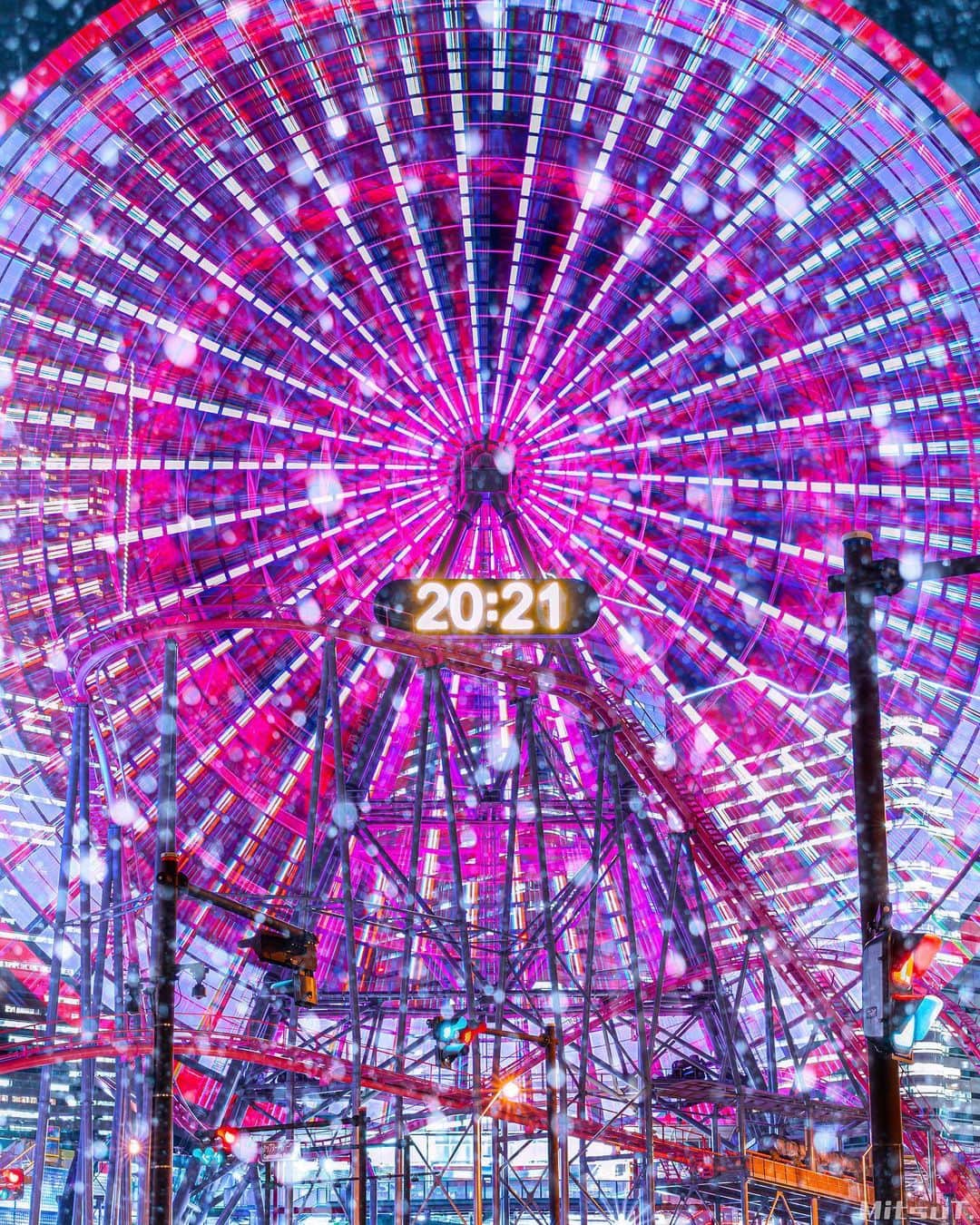 Mitsuのインスタグラム：「Location : 🇯🇵Kanagawa あけましておめでとうおめでとうございます😃 朝までパソコンに向かい納期に追われながらの年越し😅 年末年始の宴会も無く新年迎えた感皆無ですが 今年は大勢で酒飲みながら談笑できる 当たり前の日々に戻れるのだろうか🤔 遠征や旅行は極力控え、 出張先でも声かけ自粛の一年でしたが そんな中でも顔合わせの機会を作ってくださった皆様、 かなりインスタから遠ざかってしまったにも関わらず リアクションくださった皆様、 ありがとうございました！😭🙏 今年も相当スローペースになるかと思いますが 宜しくお願い致します😃🙏 コメントはお気遣いなく😉. . #横浜 #みなとみらい #よこはまコスモワールド #コスモクロック21 #観覧車」