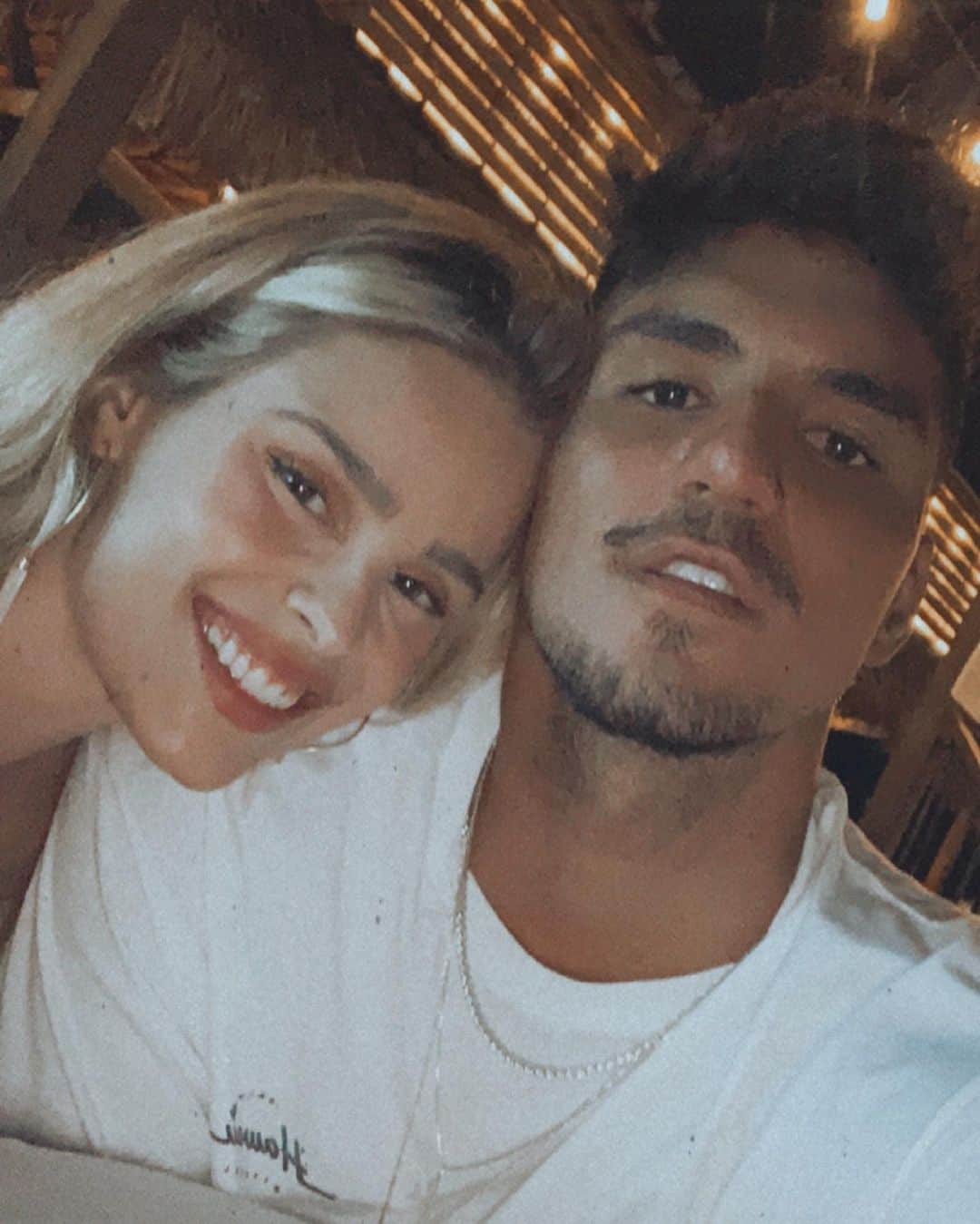 ガブリエル・メディーナのインスタグラム：「2021 with love ❤️ @yasminbrunet1 primeira foto desse ano.」